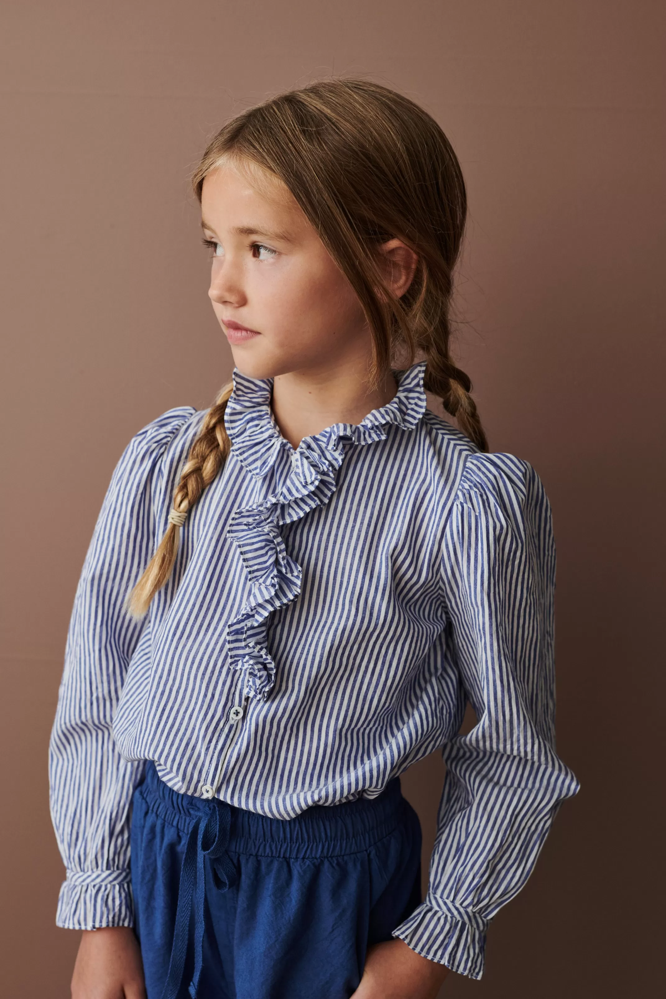 Camicia CARAMEL con volant a foglie e righe azzurre - Top primaverile in stile boho chic
