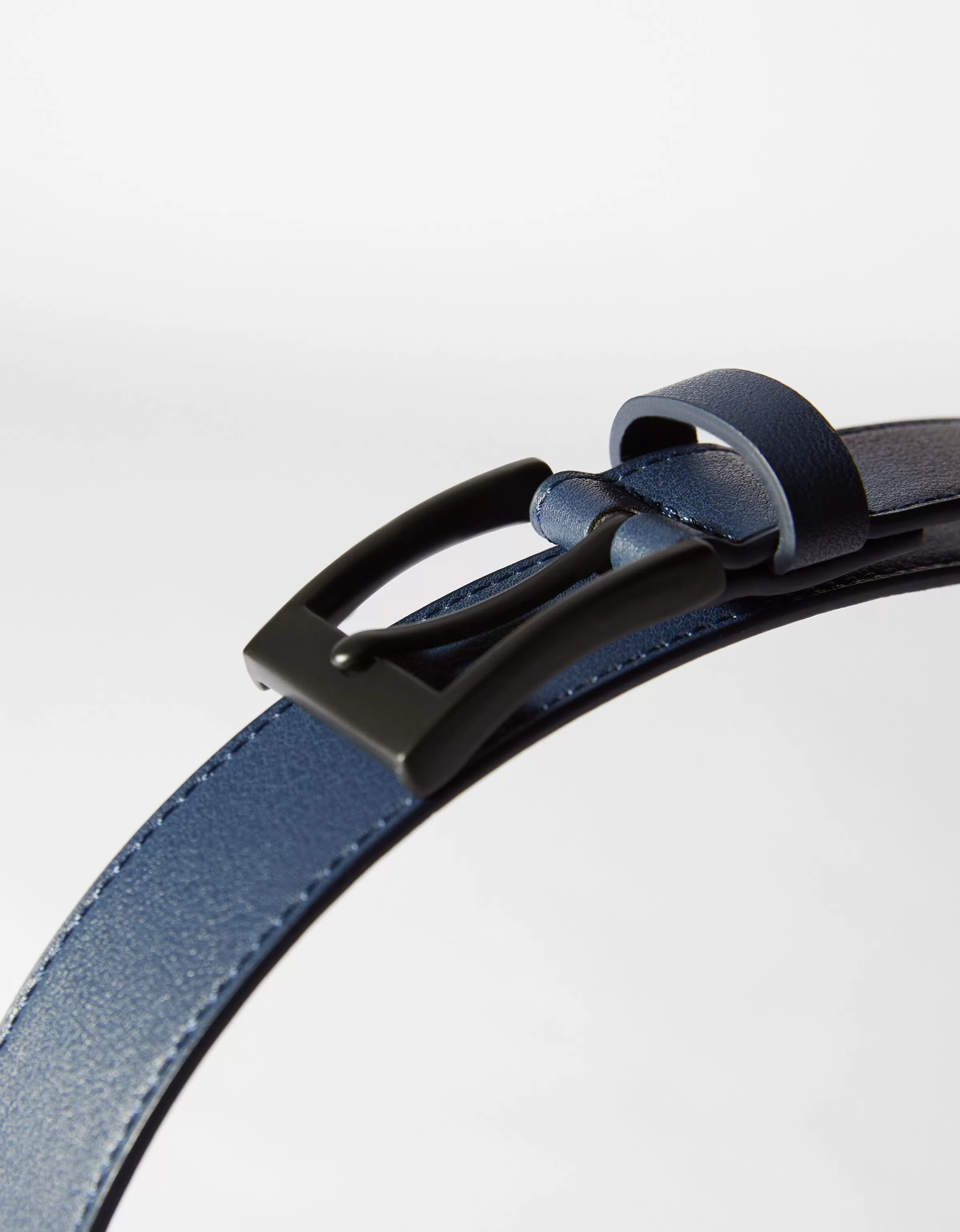 BERSHKA | Cintura slim in similpelle blu navy - Accessorio modulabile con fibbia minimal per styling versatile