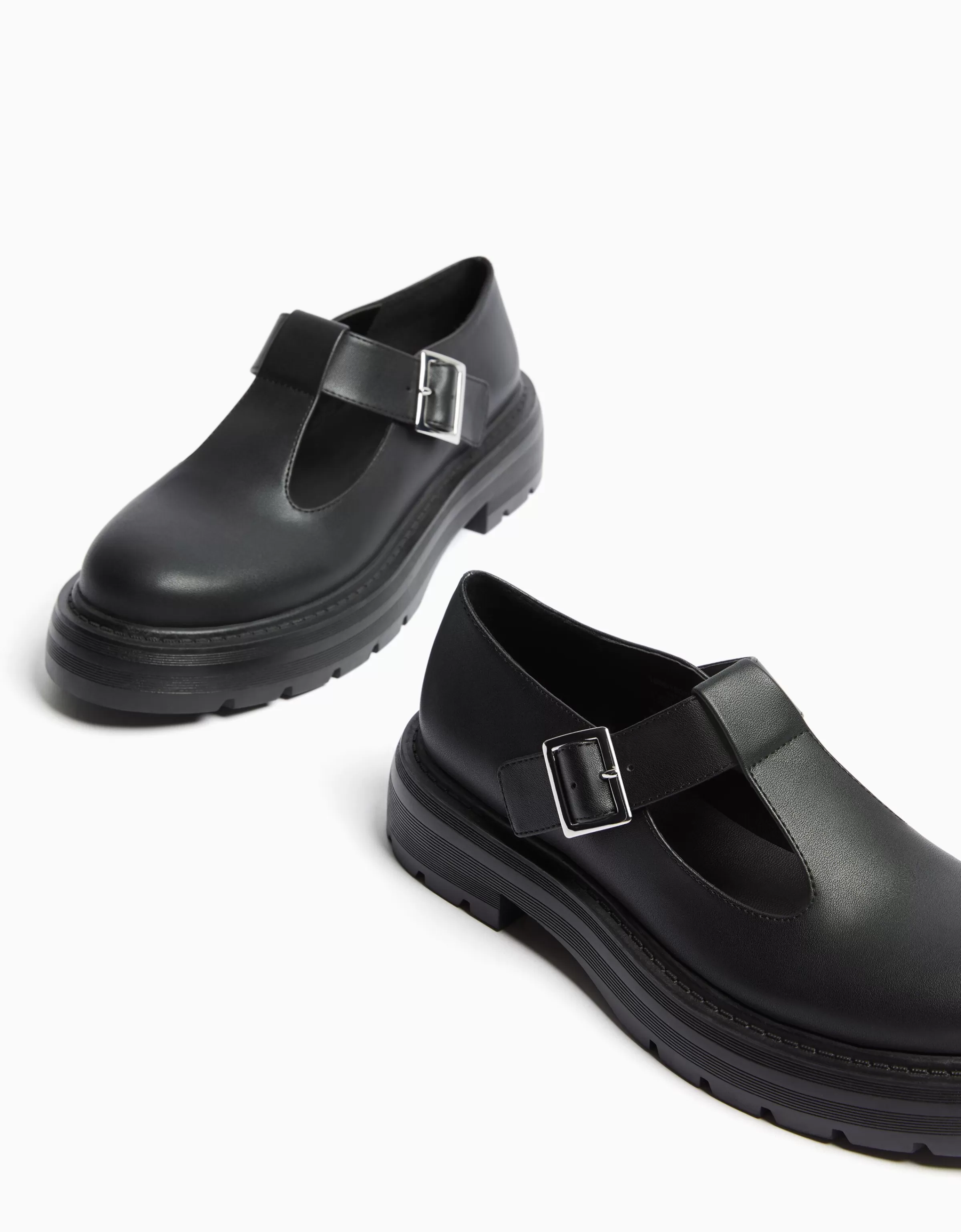 BERSHKA Scarpe comode basse con cinturino stile Mary Jane - Nero classico per look quotidiani eleganti