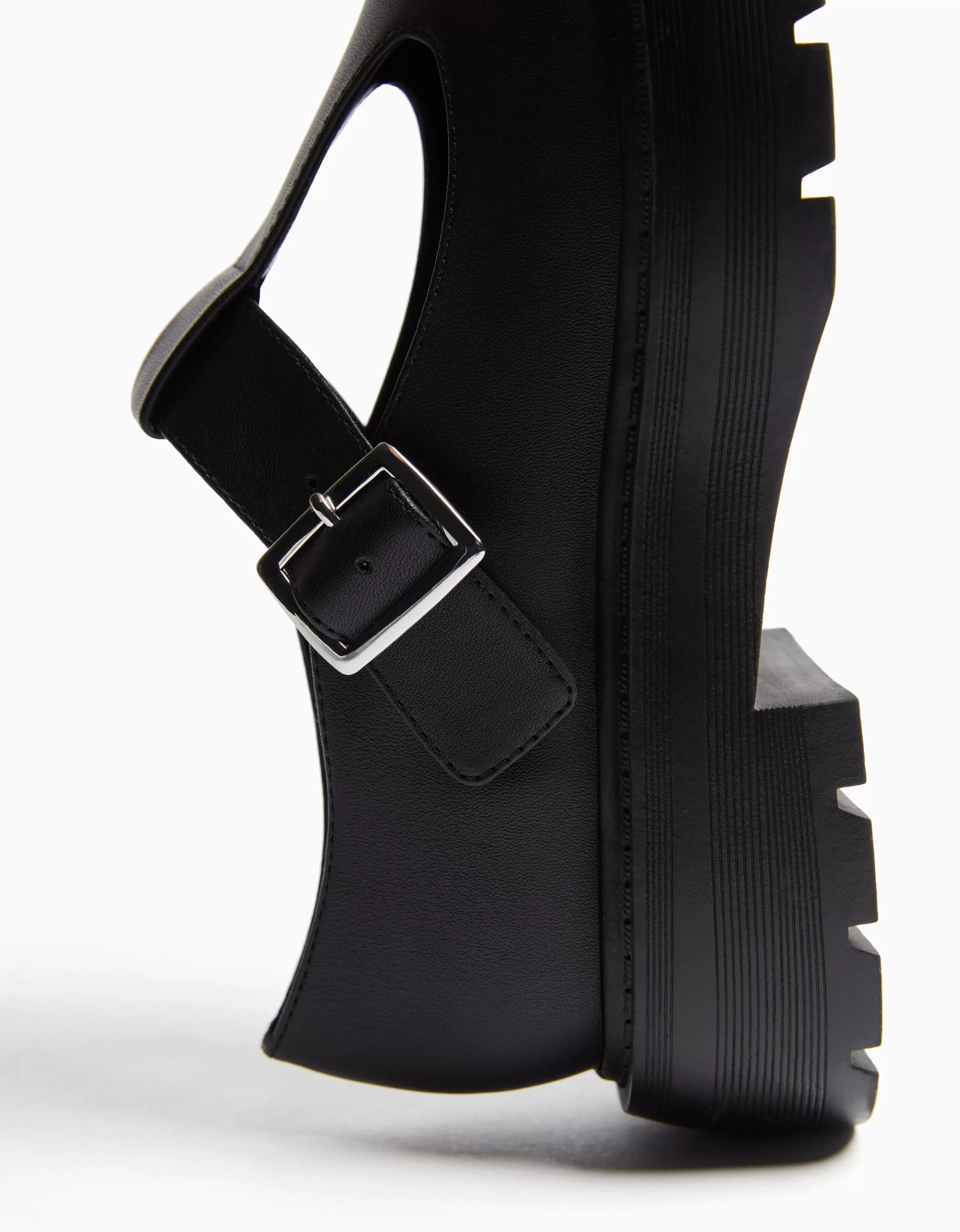 BERSHKA Scarpe comode basse con cinturino stile Mary Jane - Nero classico per look quotidiani eleganti