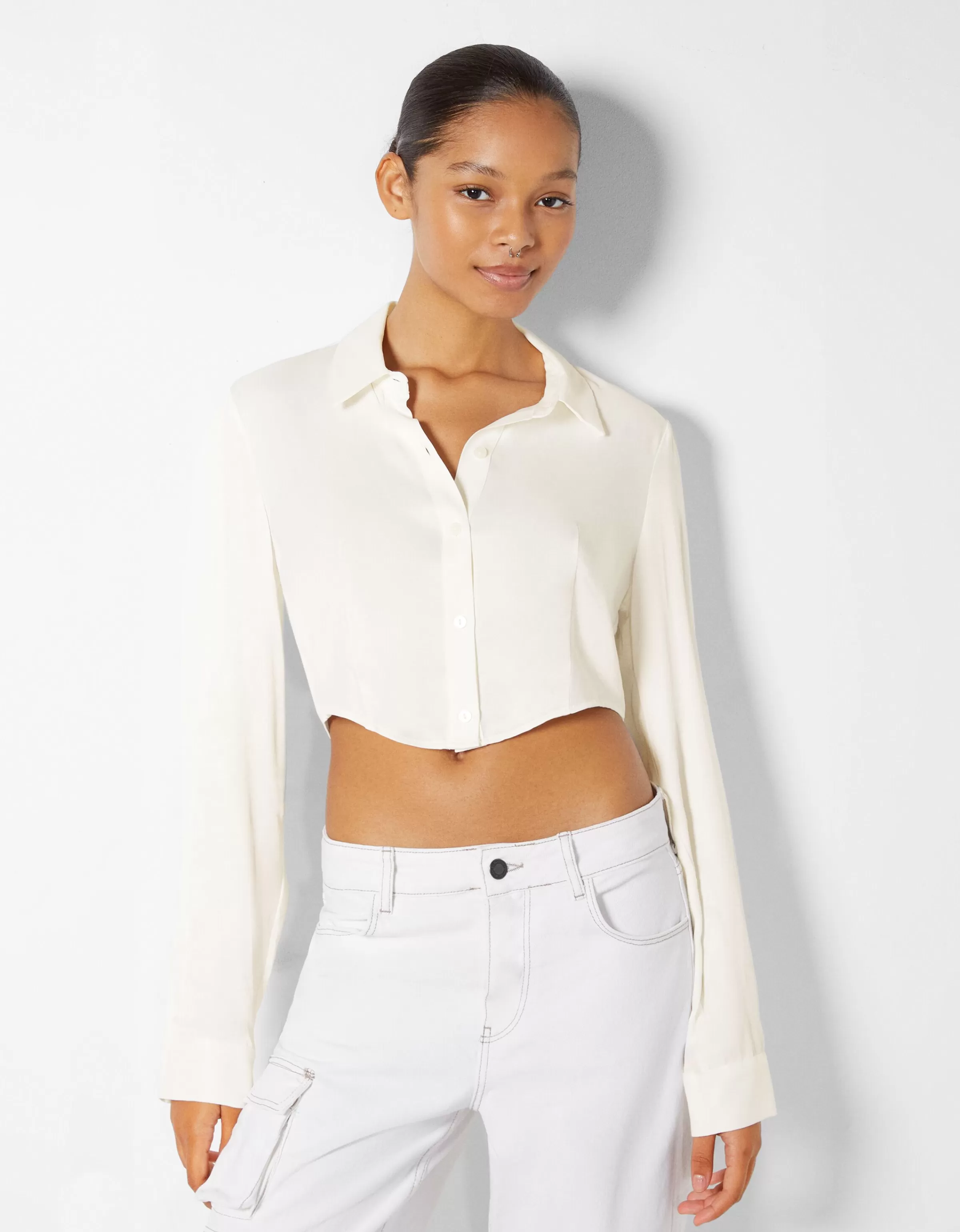 BERSHKA - Camicia Crop in Seta Lucente con Maniche Lunghe, Taglio Aderente in Tonalità Rossa per un Look Femminile e All'avanguardia