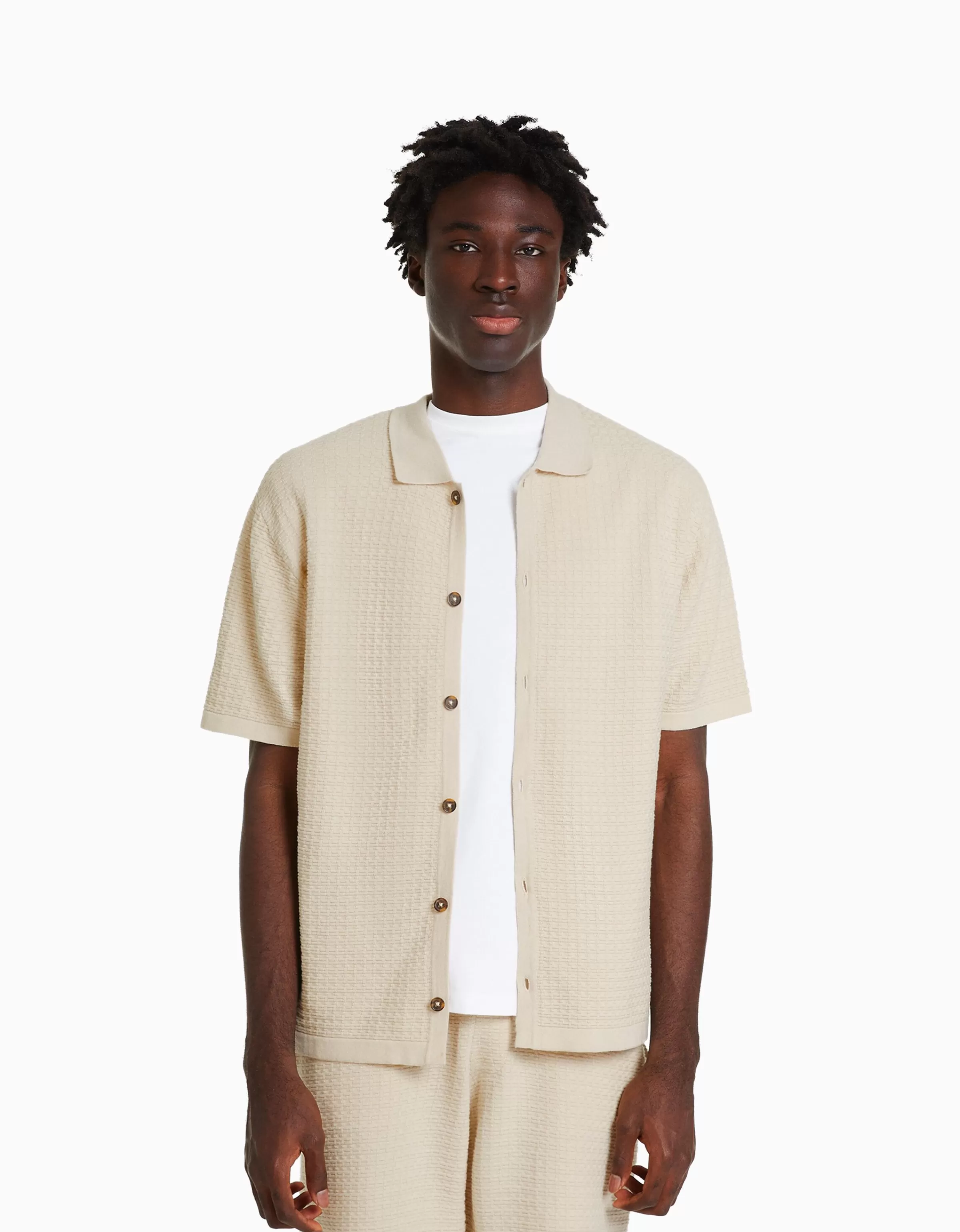 Camicia Bershka in tessuto strutturato a maniche corte - Essenziale e versatile in nuance écru