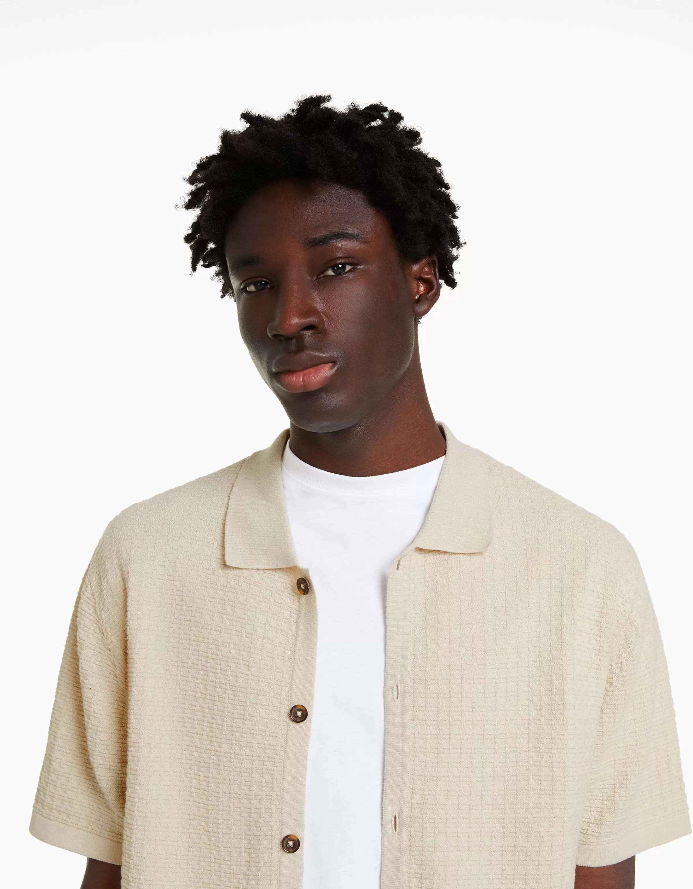 Camicia Bershka in tessuto strutturato a maniche corte - Essenziale e versatile in nuance écru