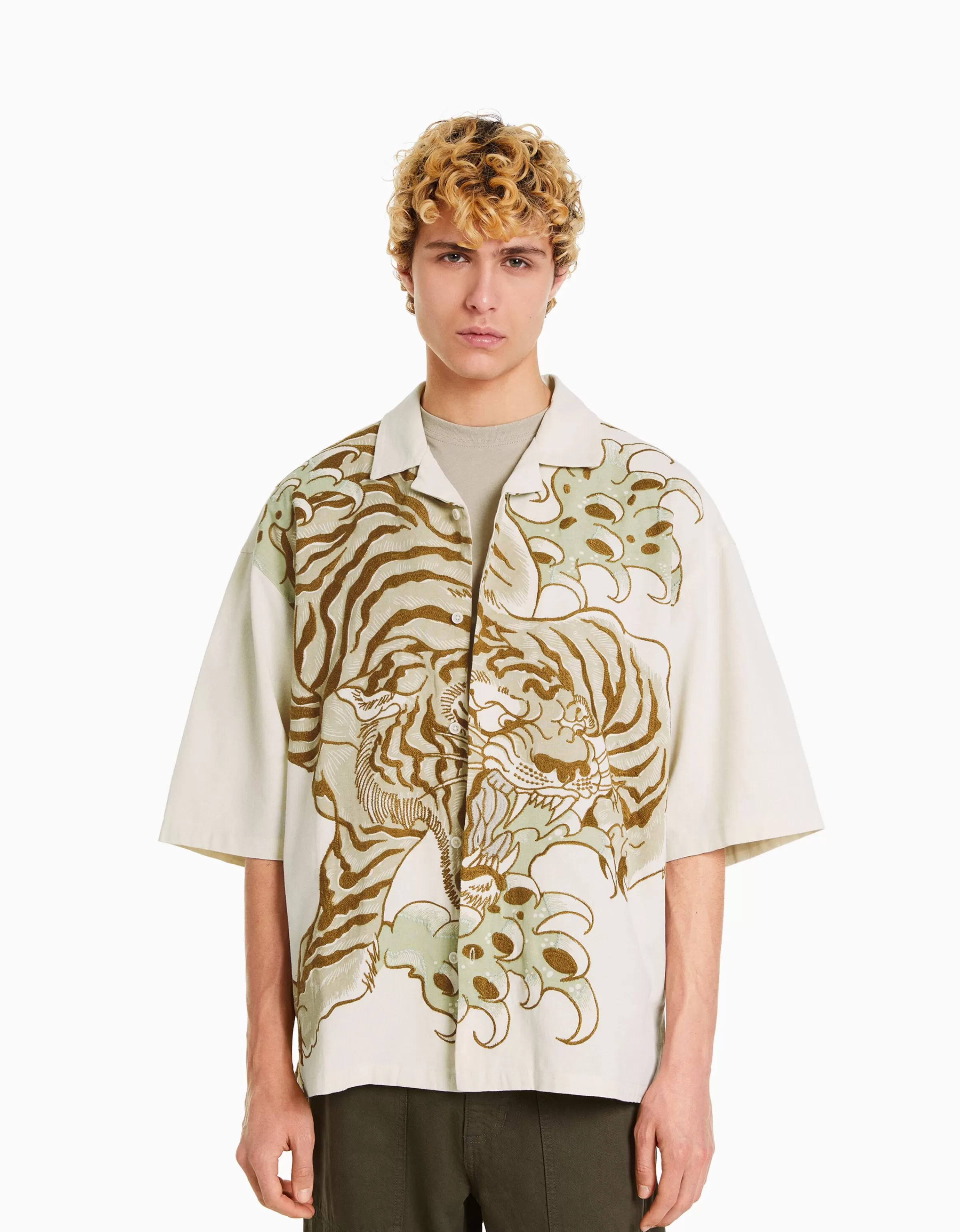 Camicia estiva BERSHKA con ricamo tigre bianca - maniche corte e design moderno per look casual chic