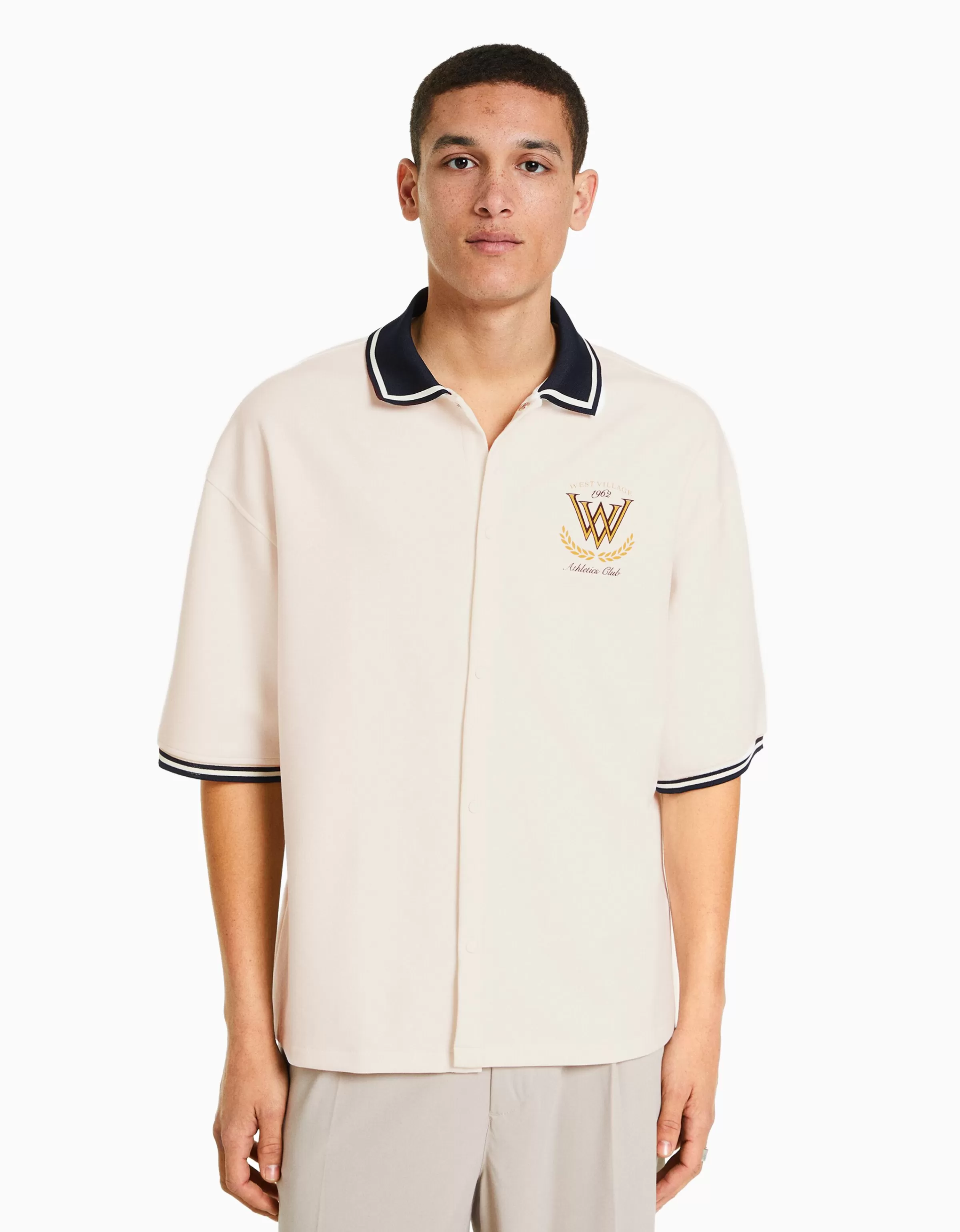 Camicia BERSHKA in cotone bianco puro con collo a coste e maniche corte - Essenziale per lo stile quotidiano