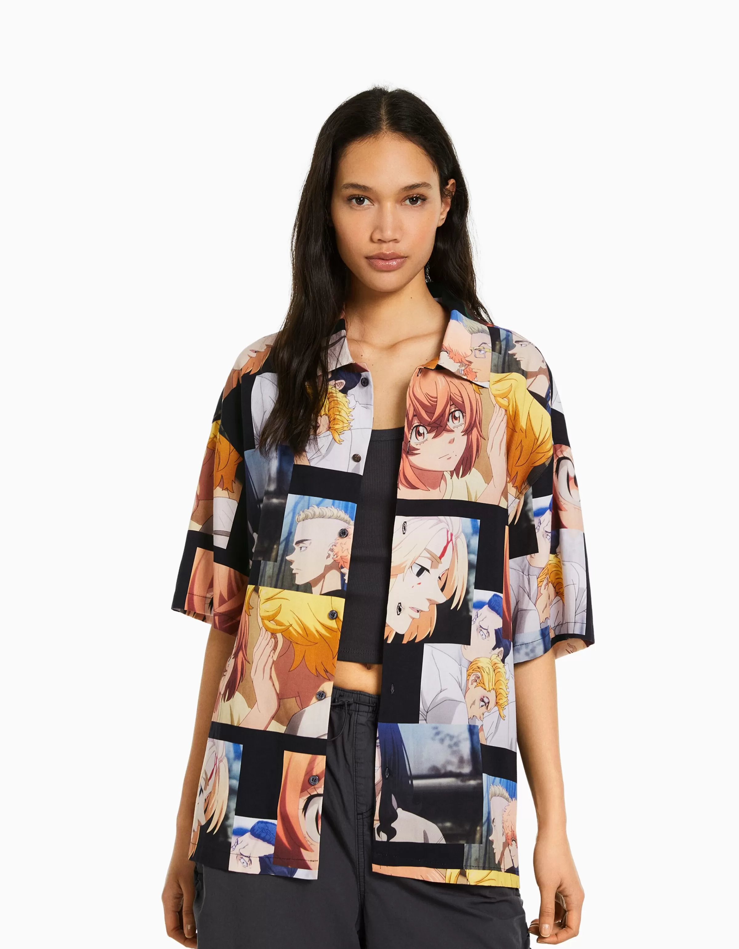 BERSHKA Camicia estiva con stampa anime Tokyo Revengers - maniche corte in tessuto leggero, fantasie colorate e design urban chic.