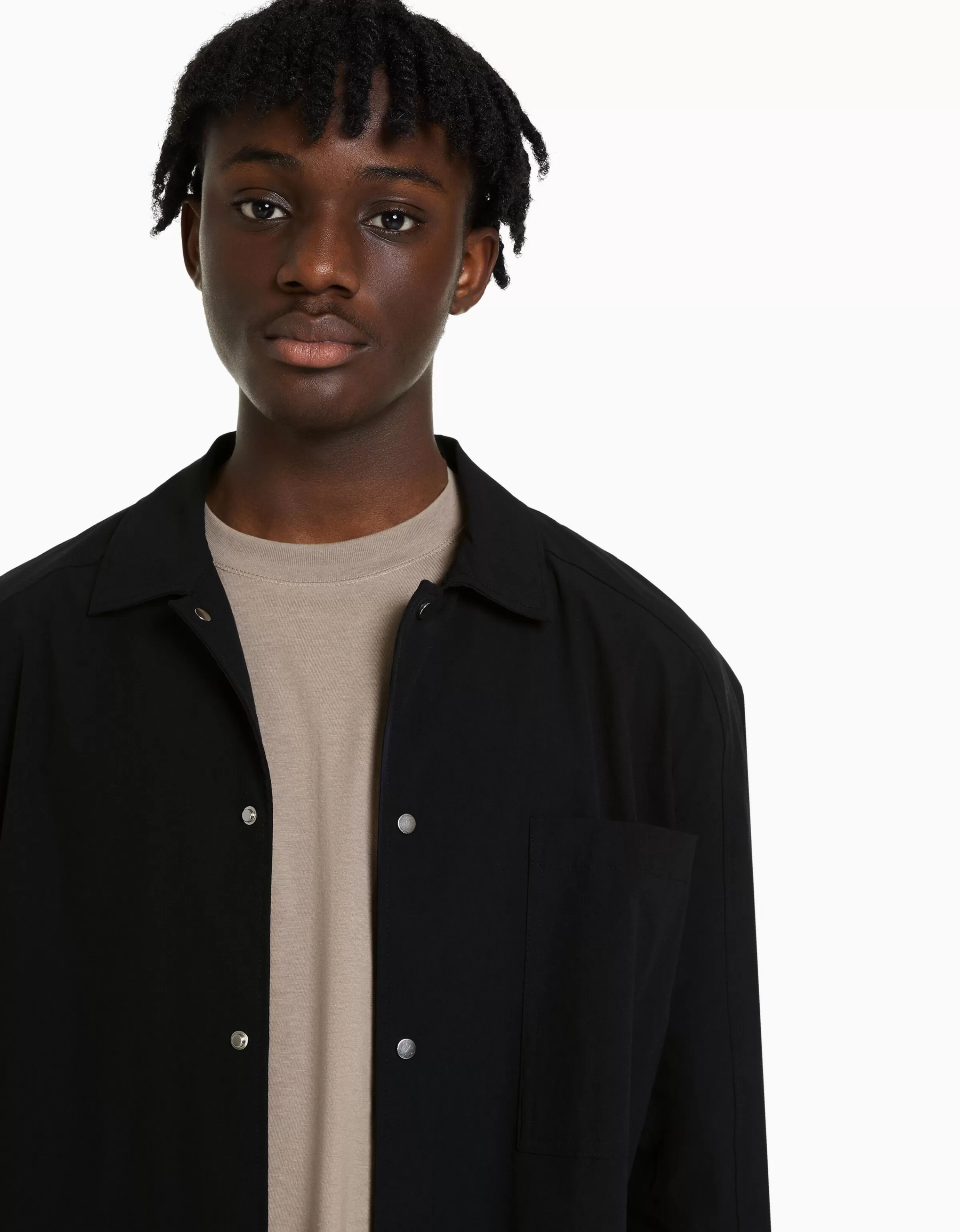 BERSHKA Camicia Uomo Moderna in Tessuto Paracadute - Manica Lunga Nero Essenziale