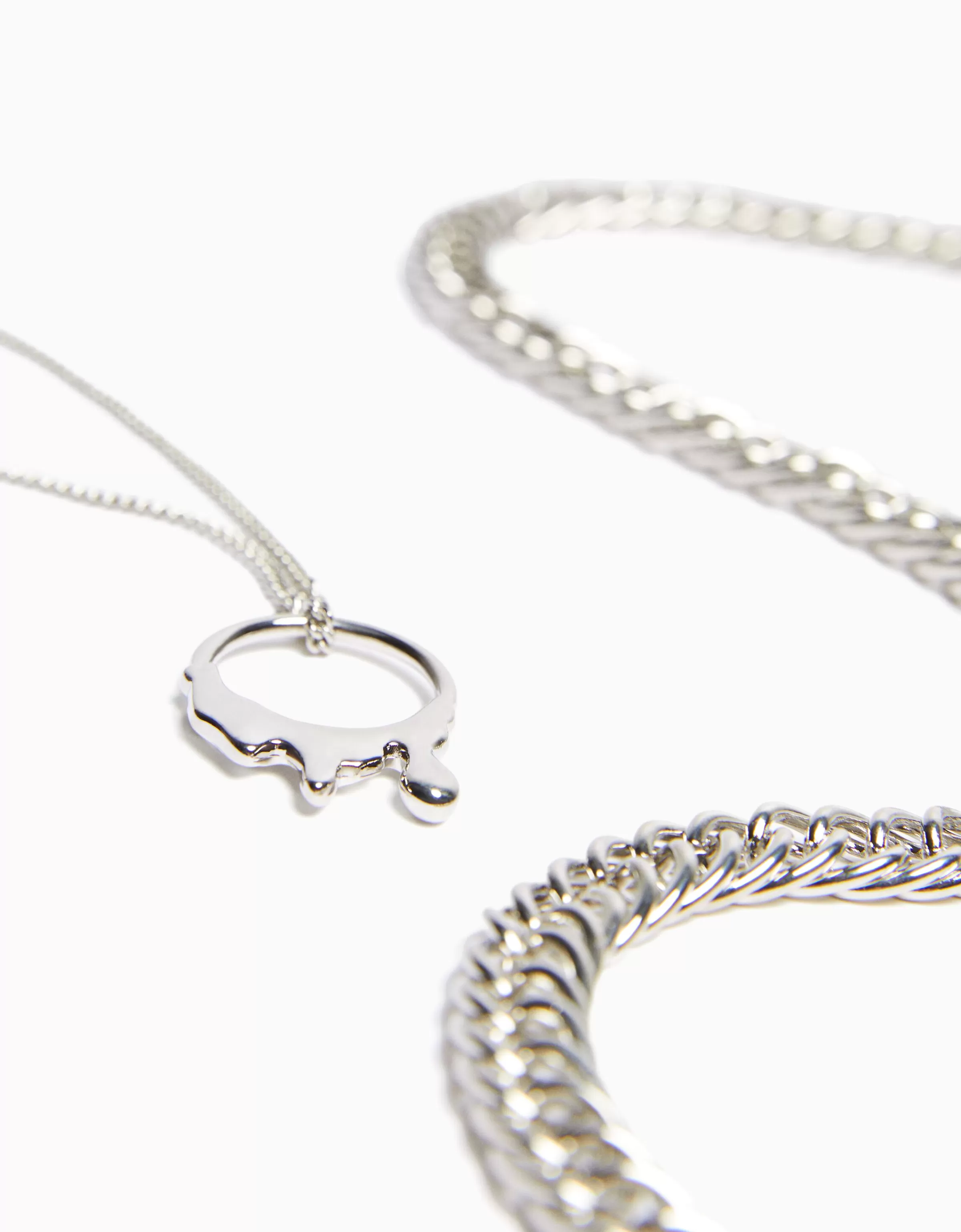 Collana elegante con ciondolo in argento Bershka - Gioiello minimal per ogni occasione