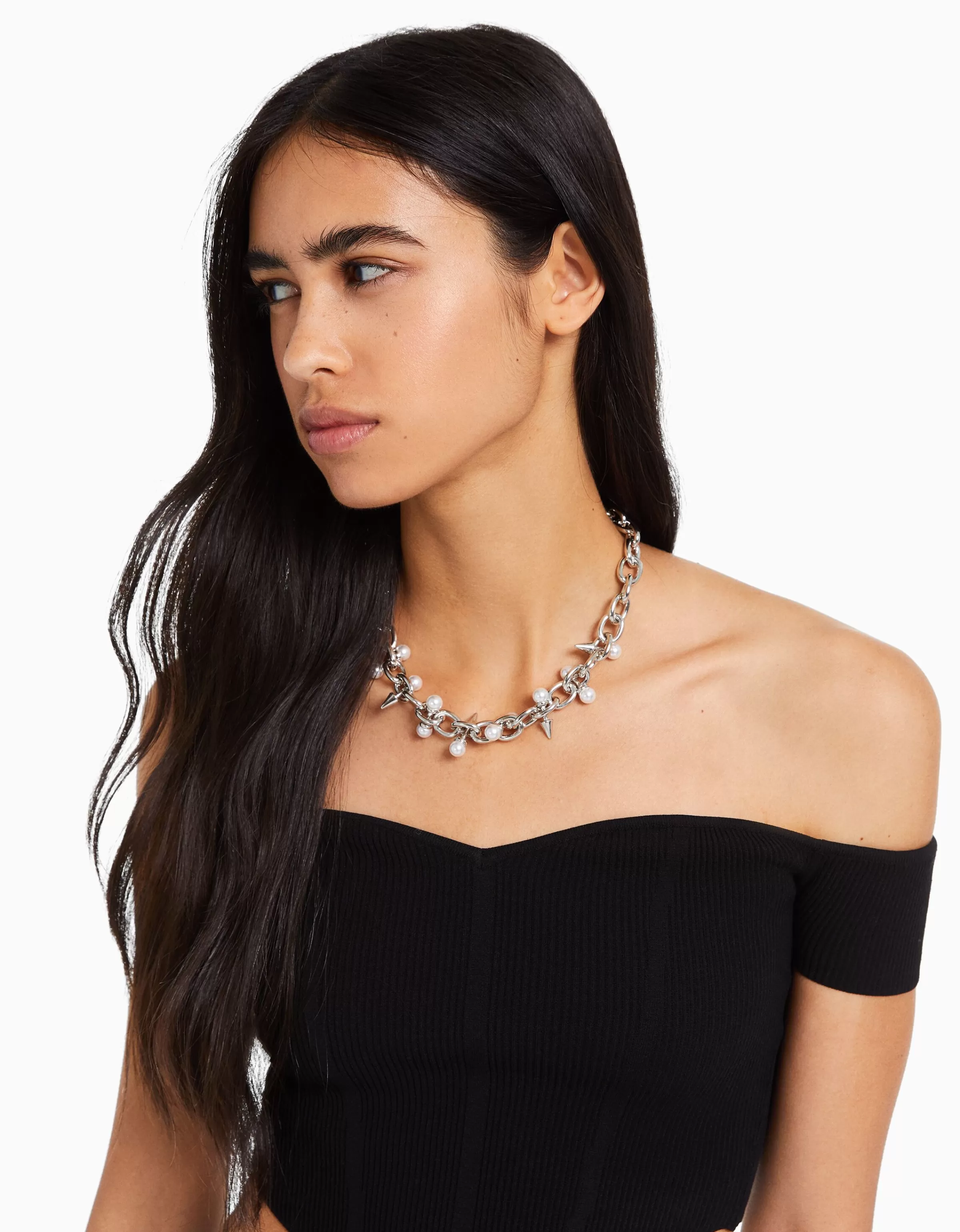 BERSHKA - Collana con perle decorative e dettagli a chiodi in argento lucido, accessorio moda per stili urbani