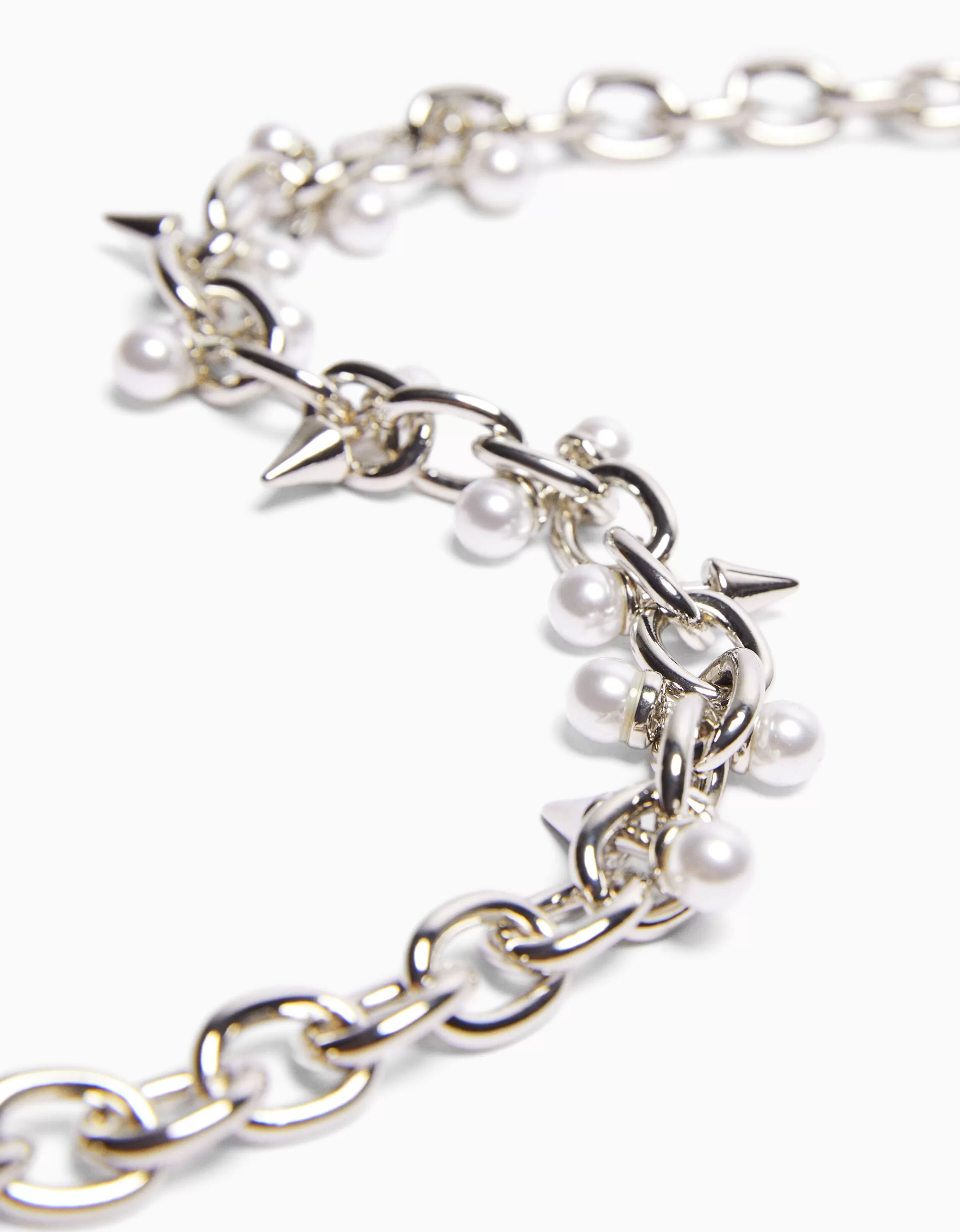 BERSHKA - Collana con perle decorative e dettagli a chiodi in argento lucido, accessorio moda per stili urbani