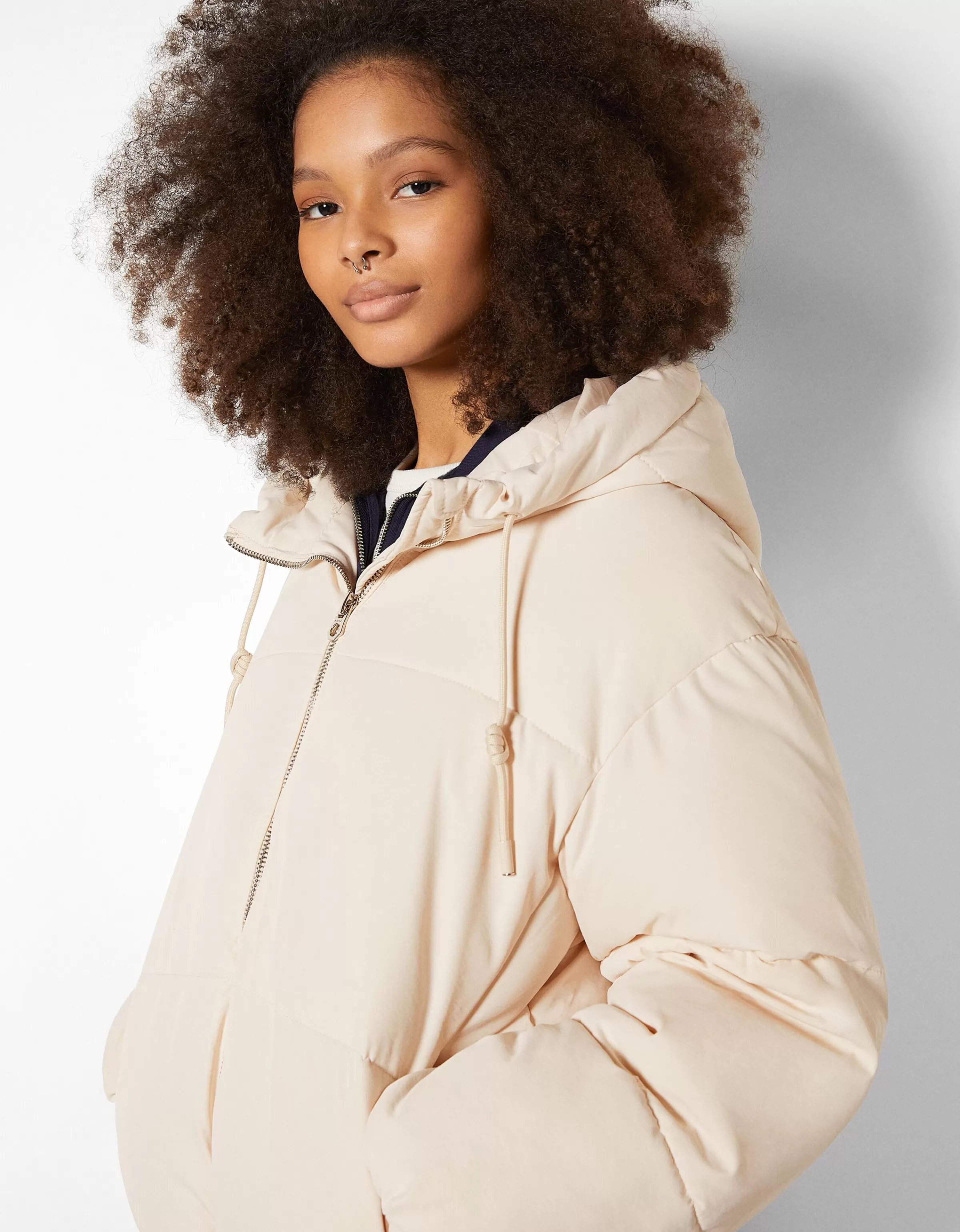 BERSHKA Giubbotto Teen BSK Oversize con Cappuccio - Morbido Piumino Marrone per Stile Casual Invernale