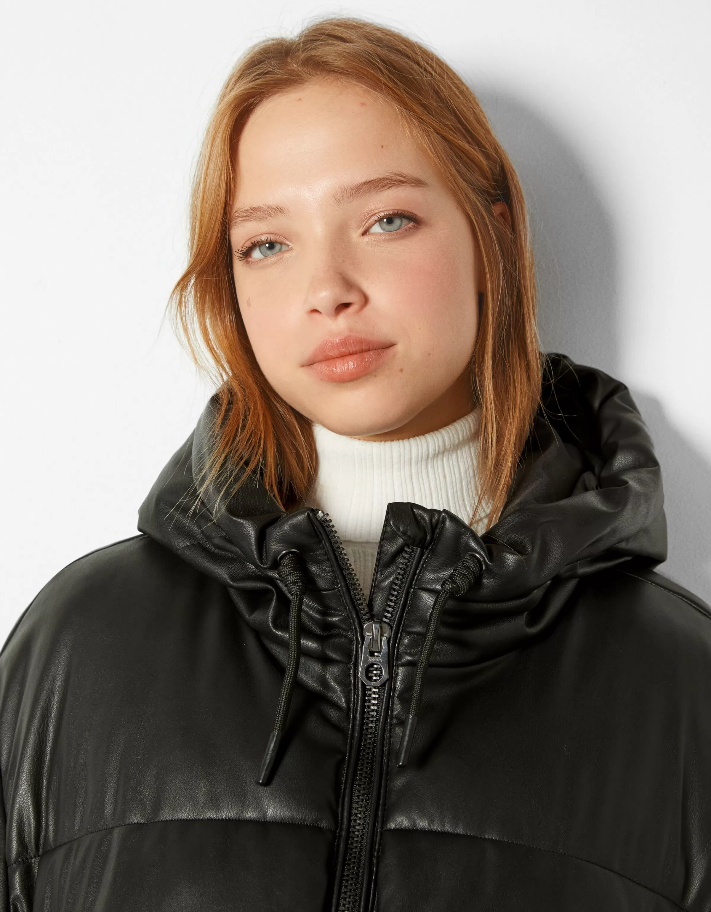 Giacca imbottita con cappuccio in similpelle - Rosso intenso di Bershka
