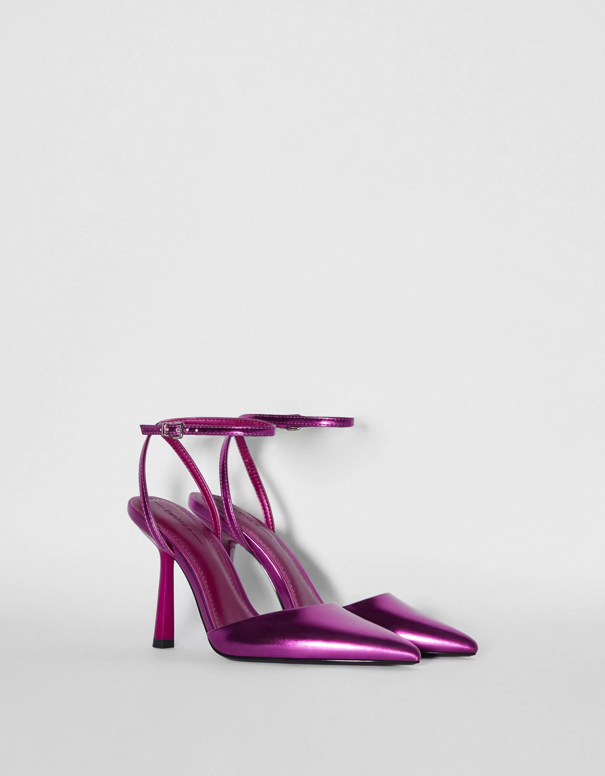 Bershka Sandali con tacco a punta aperta in effetto metallizzato fucsia per serate glamour