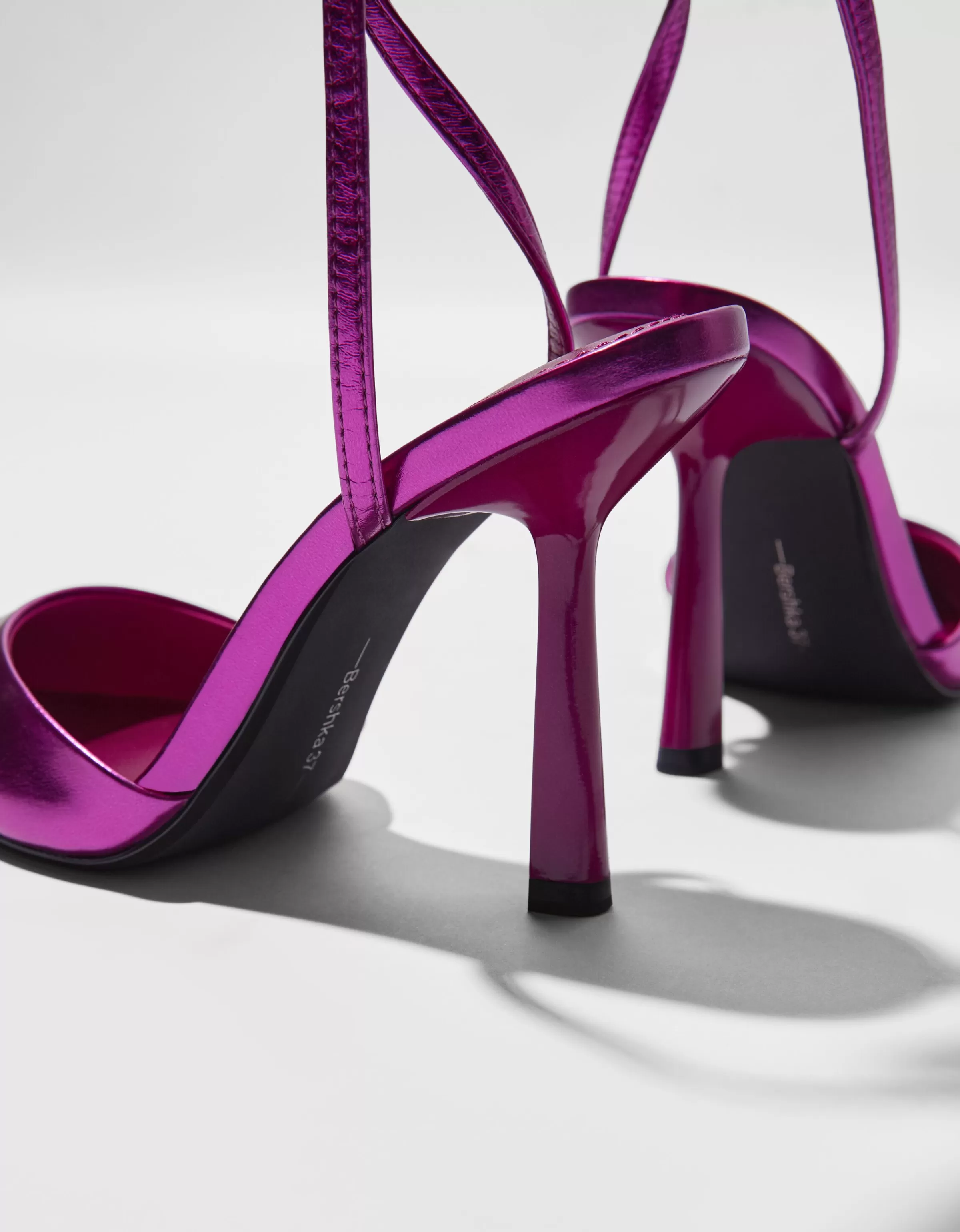 Scarpe col tacco Bershka per serate glamour, modello mule con rifiniture metallizzate in tonalità fucsia vibrante
