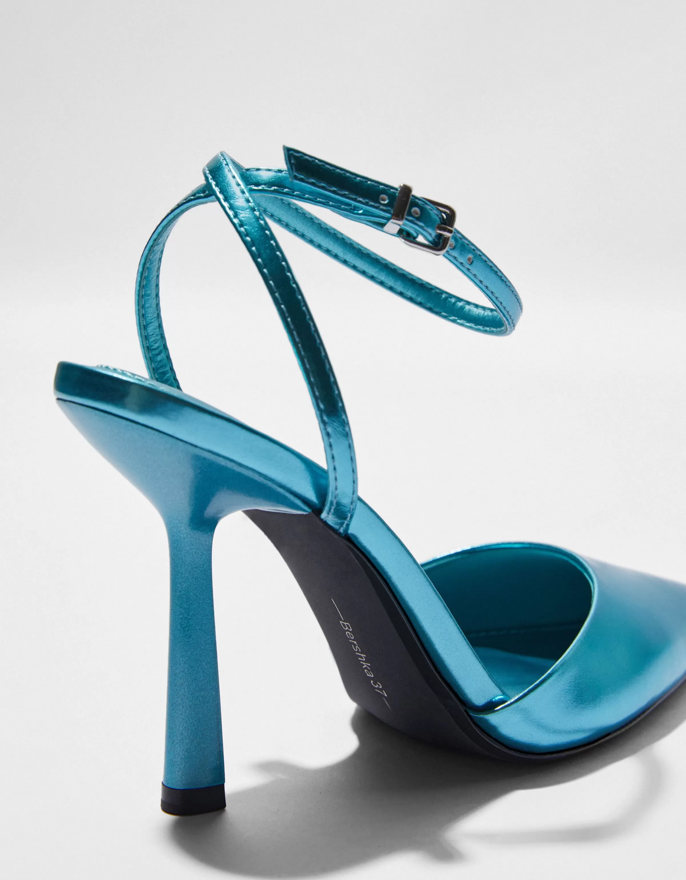 Mule BERSHKA con finitura metallizzata fucsia - Scarpe aperte glamour per feste ed eventi serali
