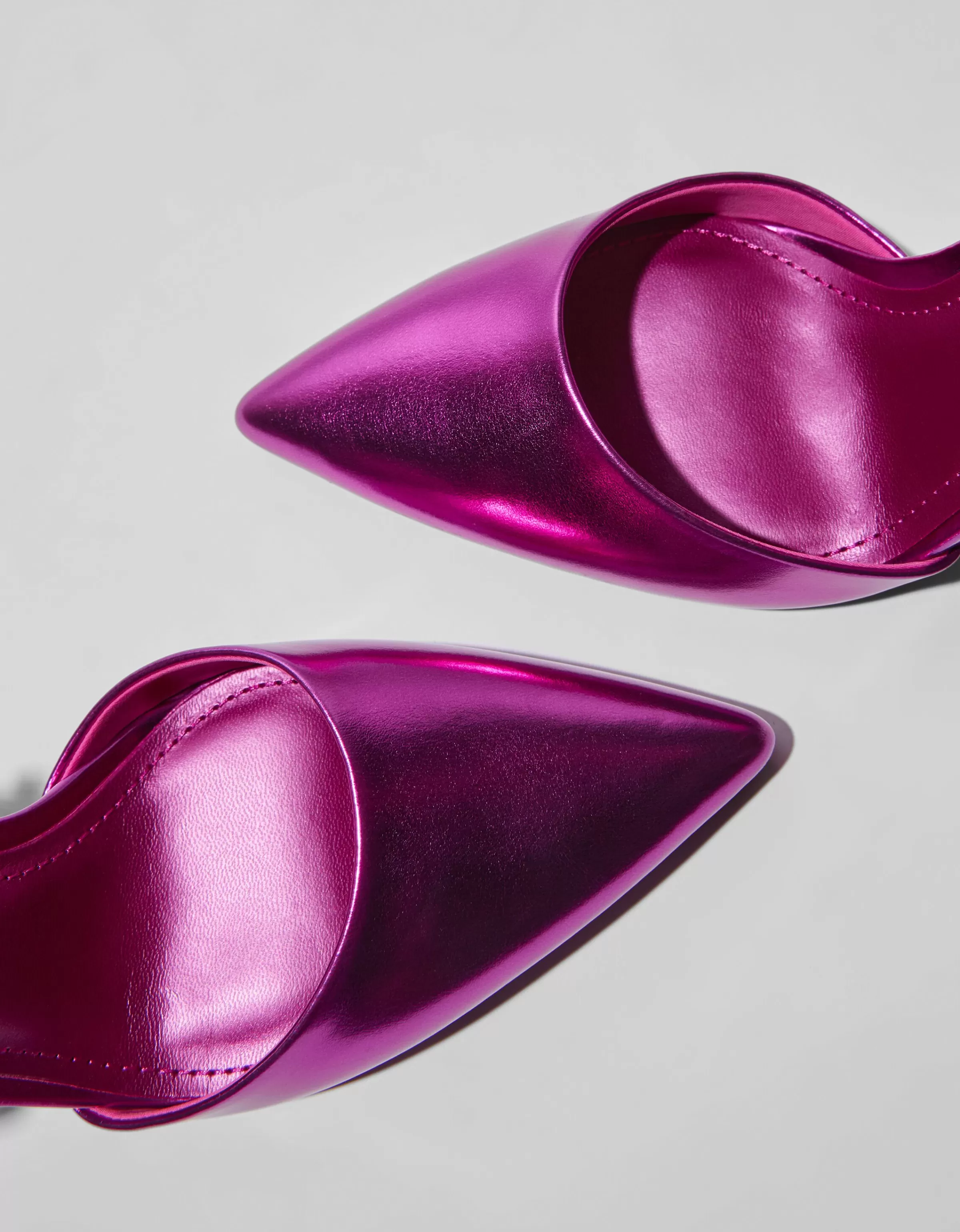 Bershka Sandali con tacco a punta aperta in effetto metallizzato fucsia per serate glamour