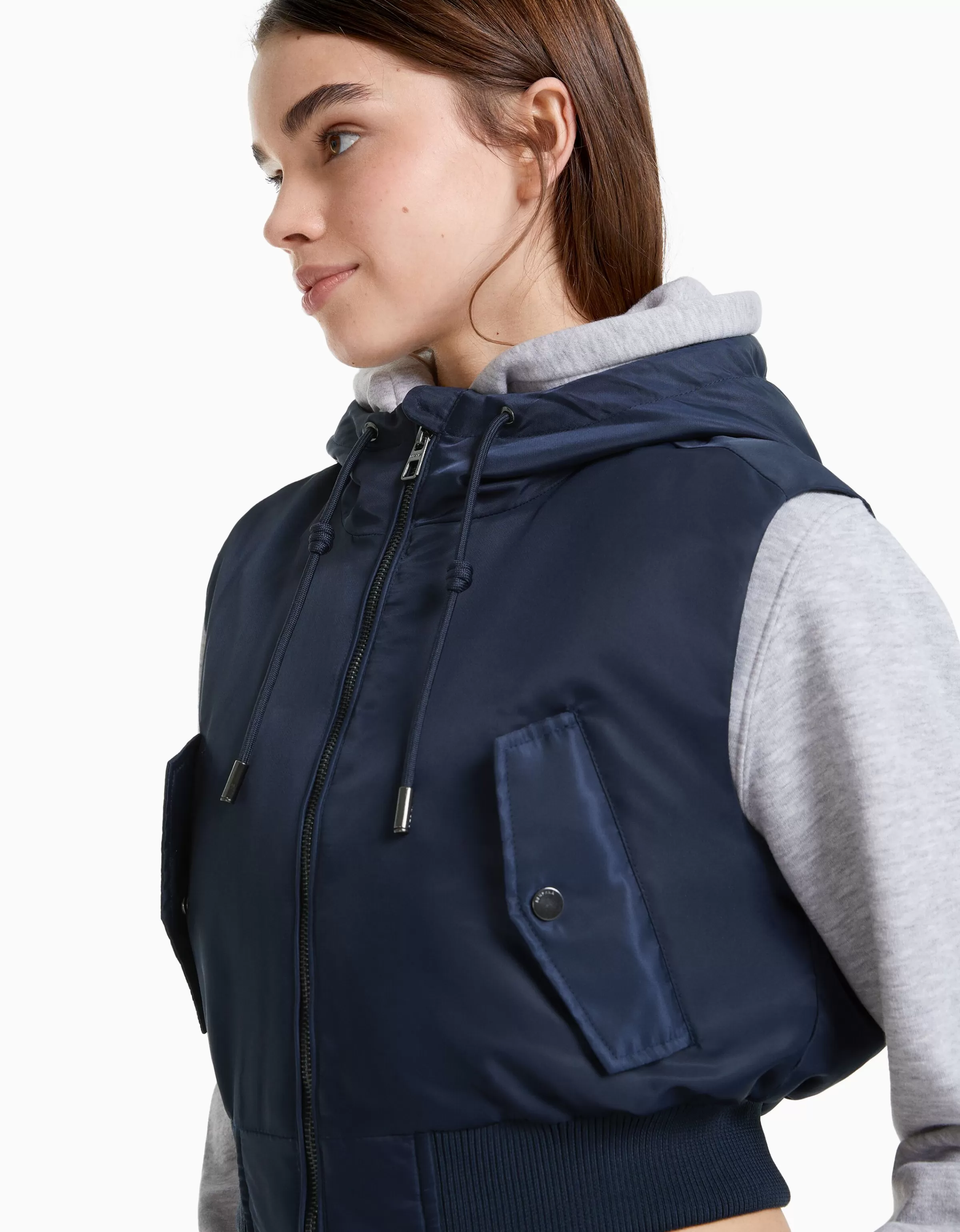 BERSHKA Gilet bomber corto senza maniche con cappuccio in Blu Marino - Stile urbano e casual trendy
