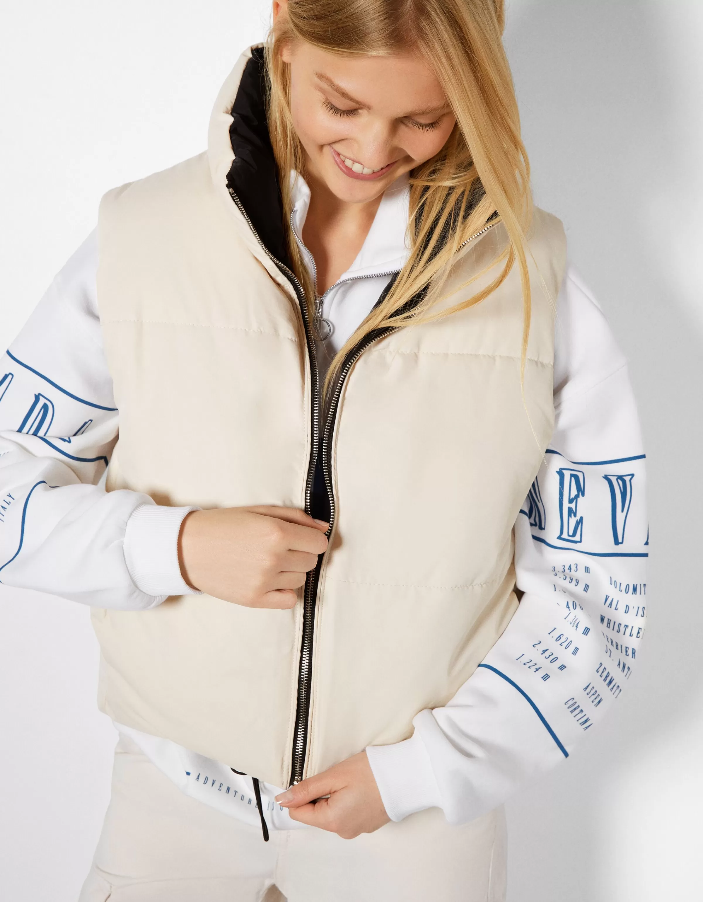 Gilet corto reversibile Bershka senza maniche, colore grenade - stile versatile per abbinamenti casual