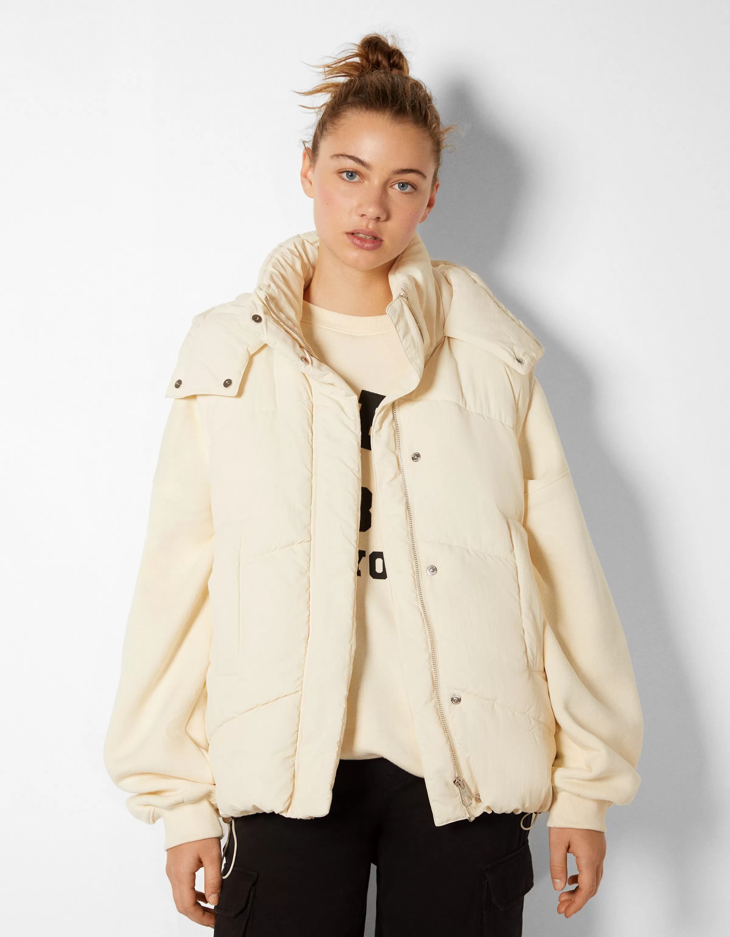 Giubbotto oversize Bershka BSK Ragazzi, imbottito morbido con cappuccio - Nero intenso street style
