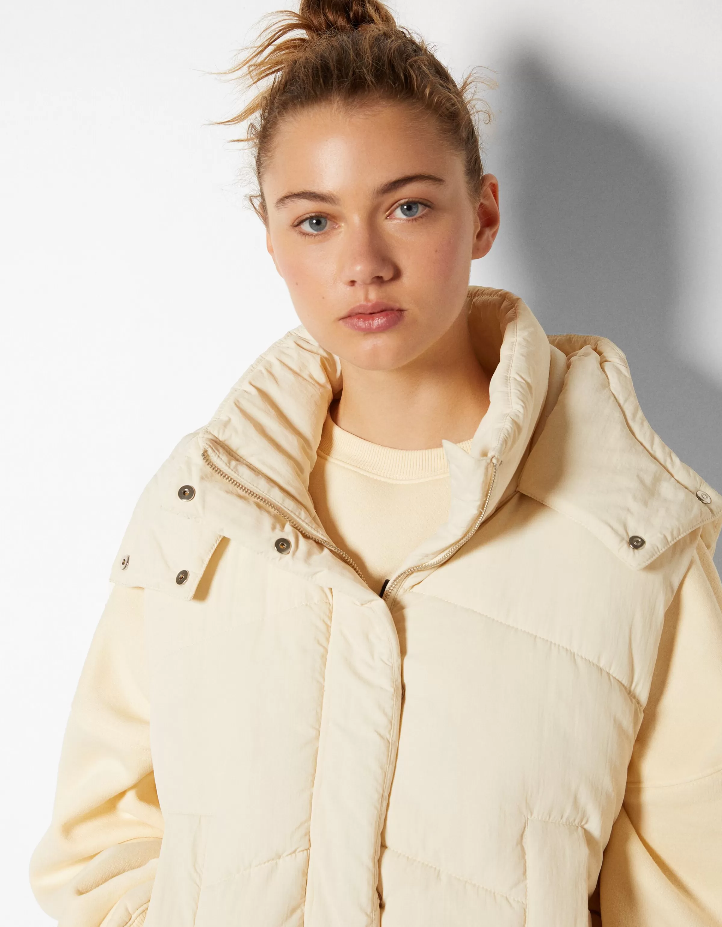 Giubbotto oversize Bershka BSK Ragazzi, imbottito morbido con cappuccio - Nero intenso street style