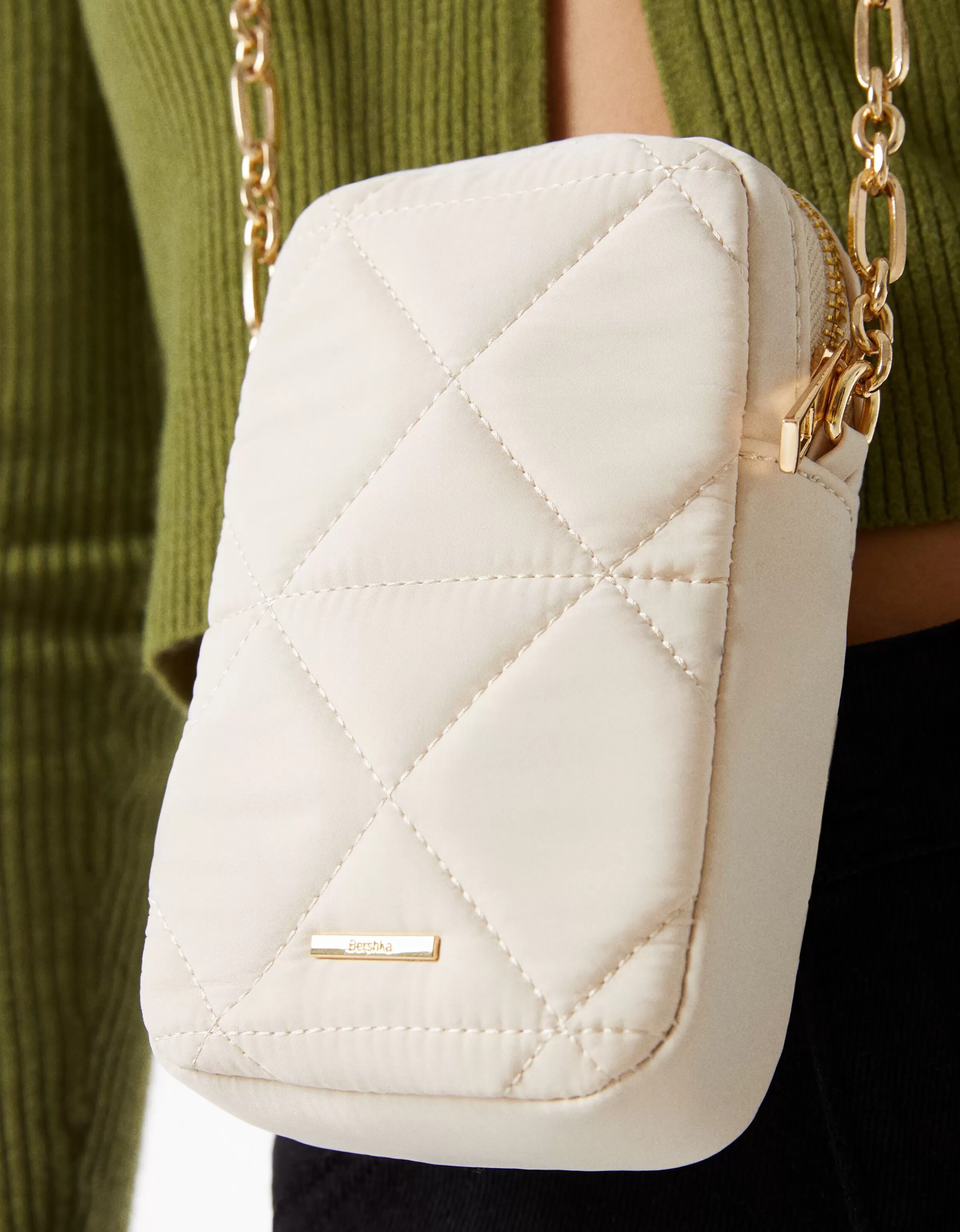 Custodia per smartphone in ecopelle trapuntata avorio - Bershka design minimal con protezione imbottita
