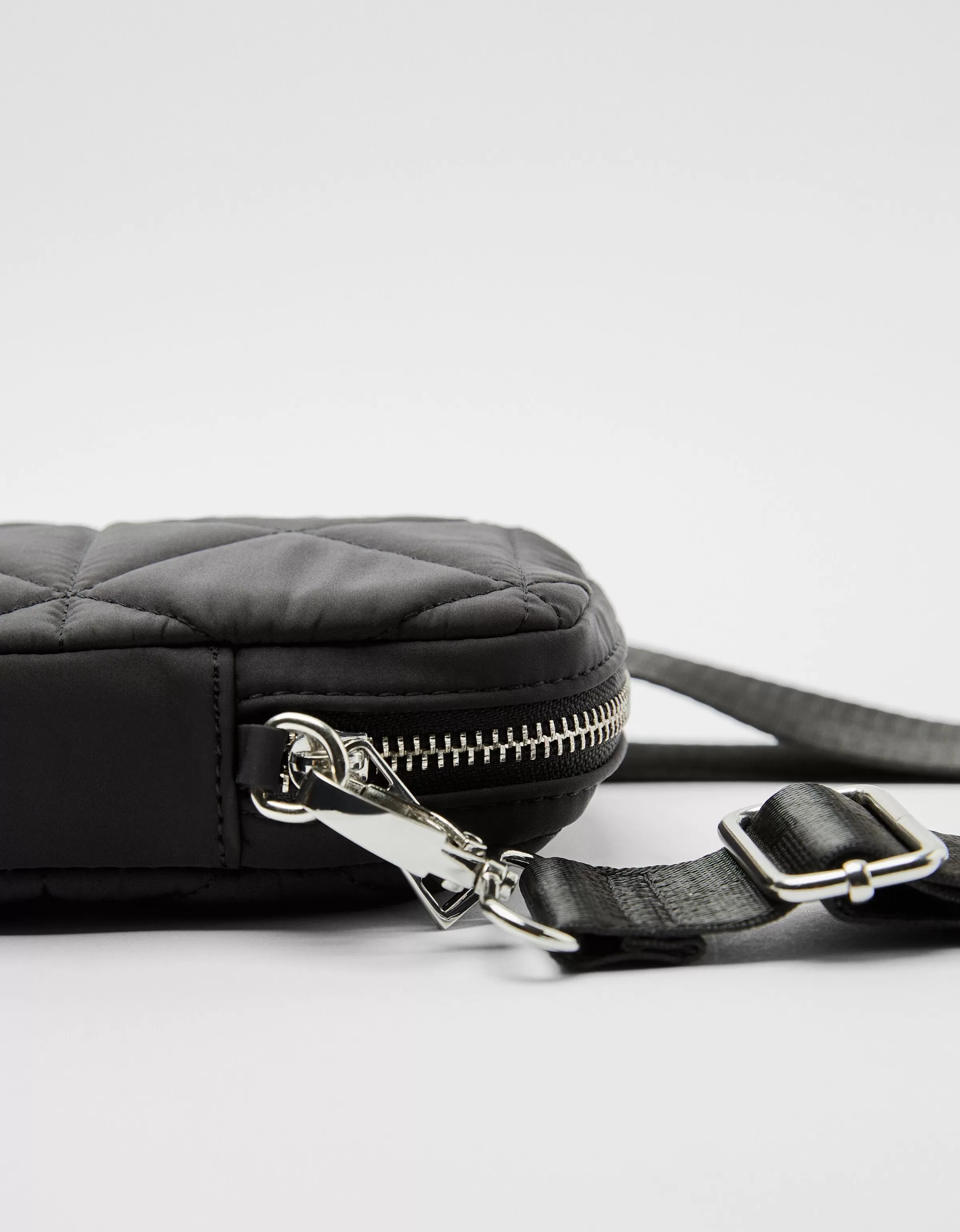 Custodia imbottita per smartphone in ecopelle avorio - Confortevole e Design minimalista | Bershka Tutti i modelli