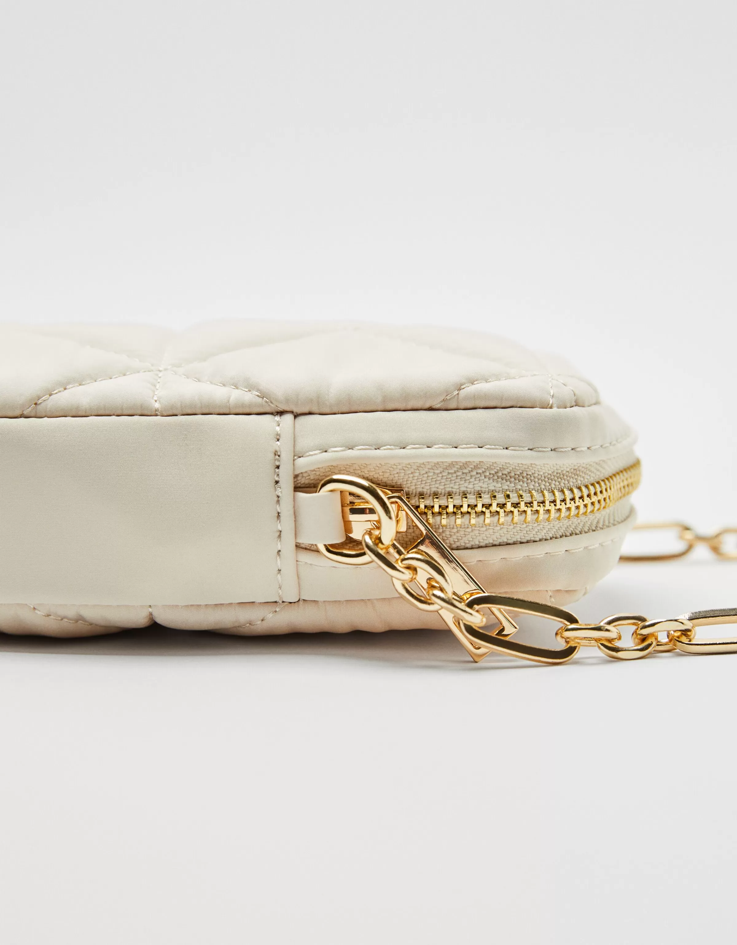 Custodia per smartphone in ecopelle trapuntata avorio - Bershka design minimal con protezione imbottita