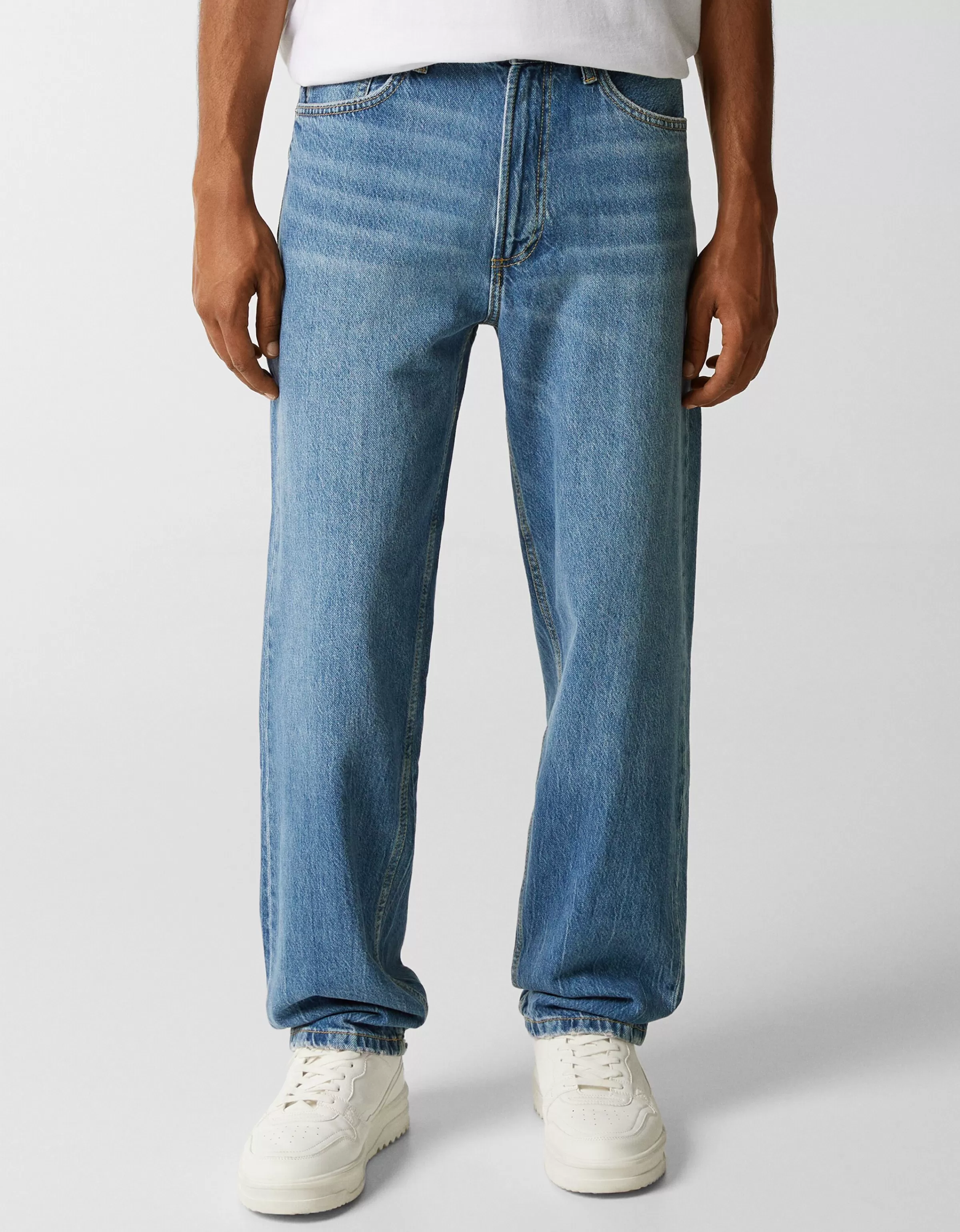 BERSHKA Pantaloni Denim Vintage - Gamba ampia anni '90 in blu cielo lavato