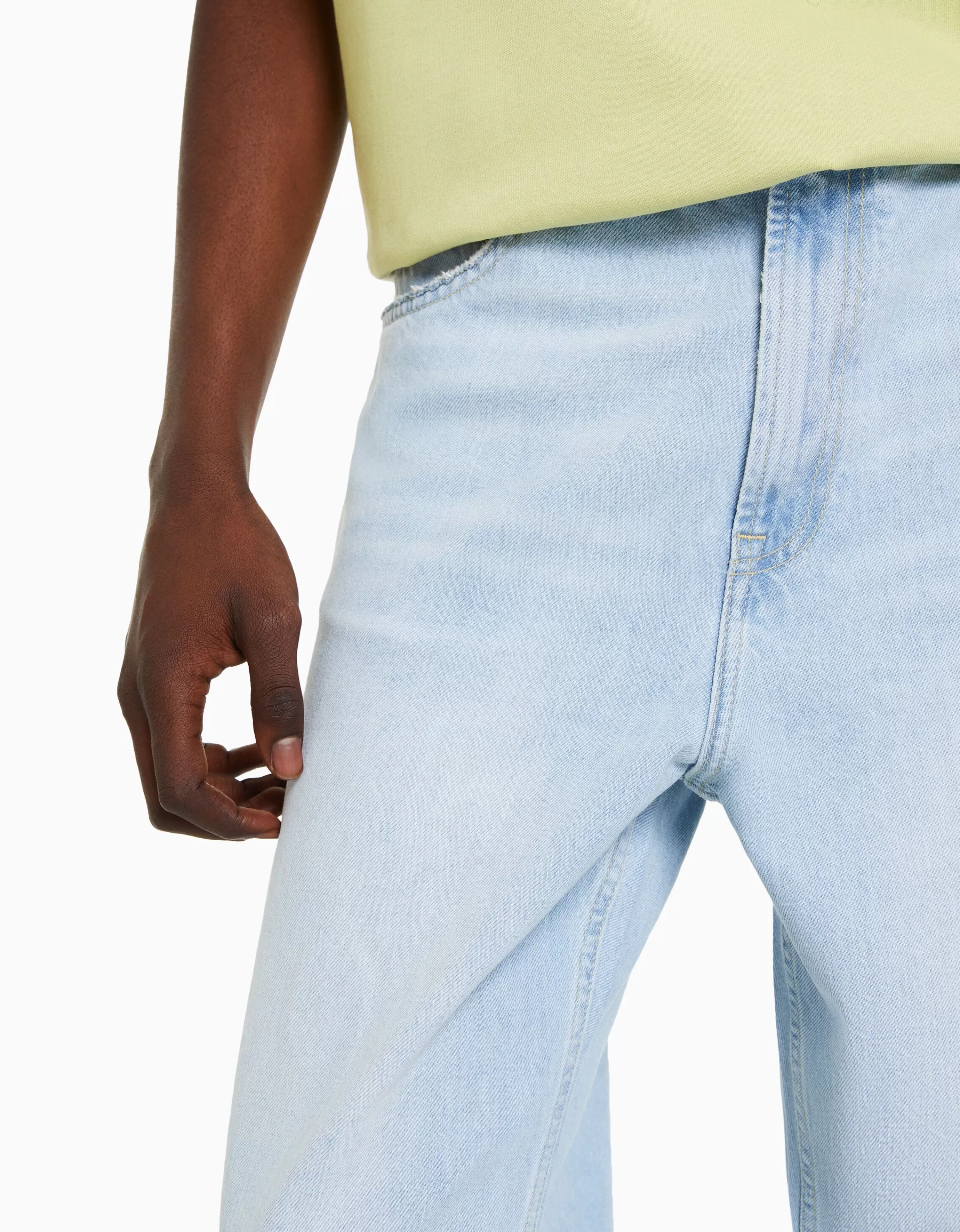 BERSHKA Jeans Essenziali a Vita Bassa in Tinta Celeste - Modello Confortevole e Stilizzato