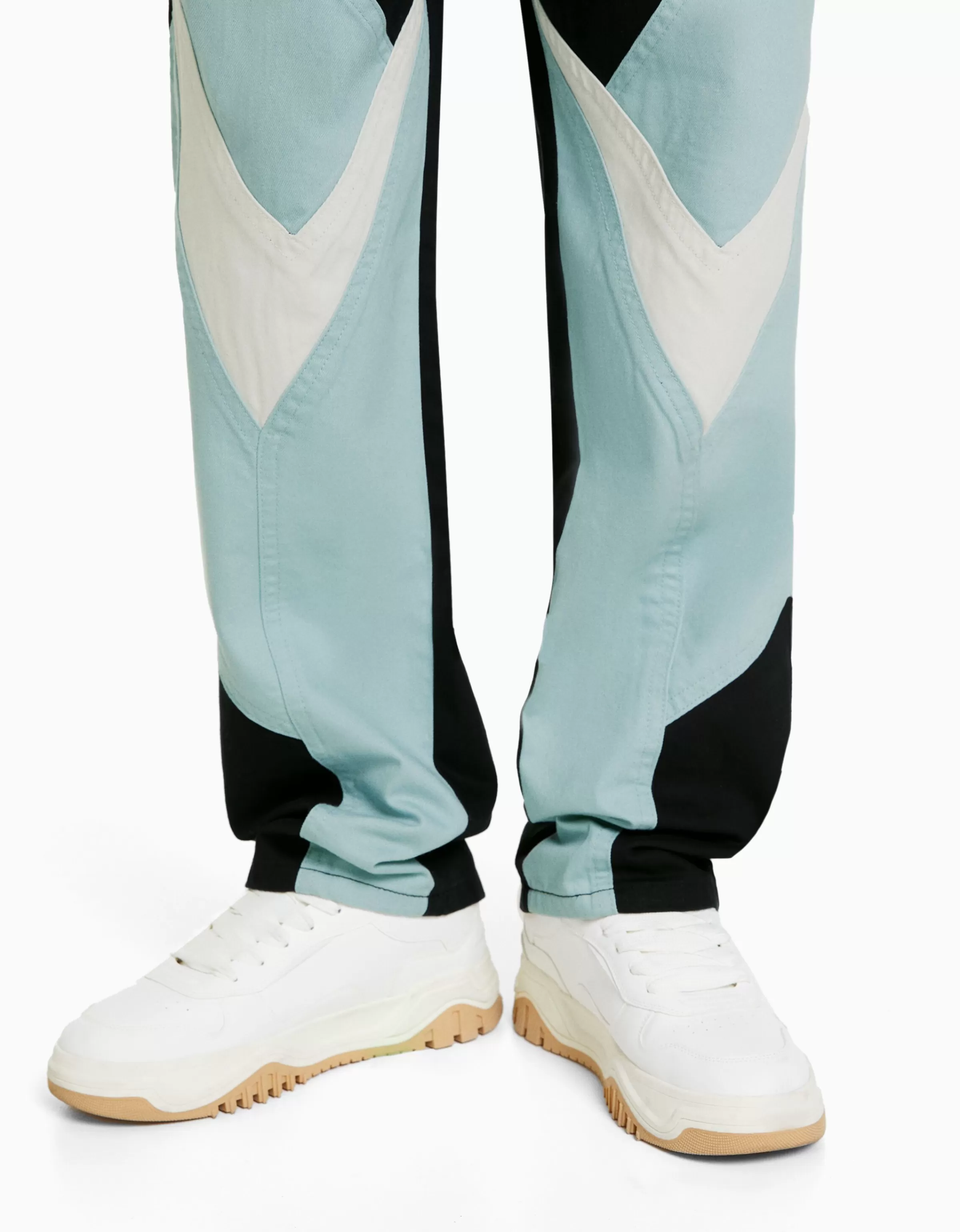 BERSHKA - Jeans baggy stile racing in blu indaco con tasconi utility, taglio comodo per look urbani casual