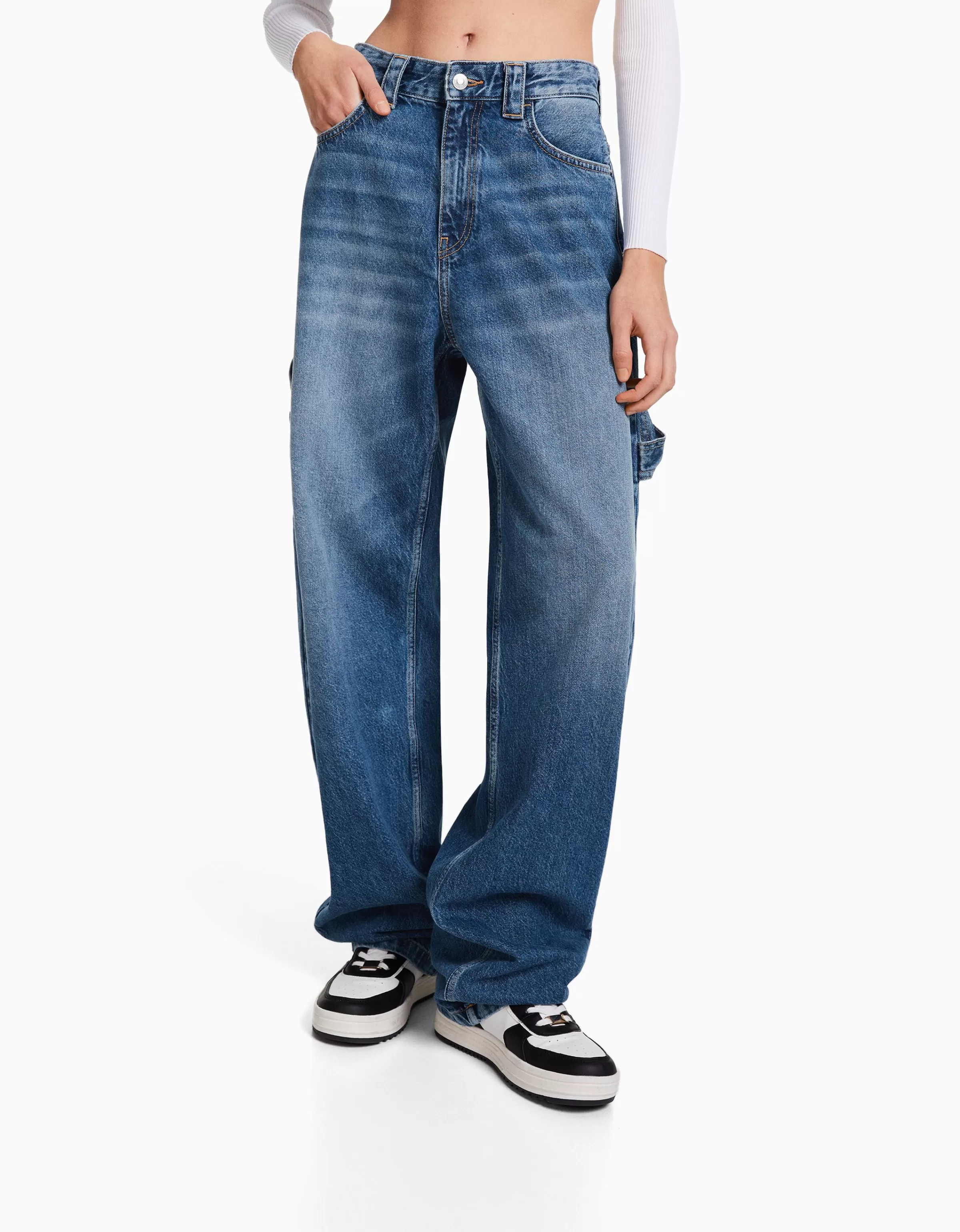 Pantaloni carpenter BERSHKA in denim blu slavato - Zampa larga con effetto balloon e dettagli artigianali