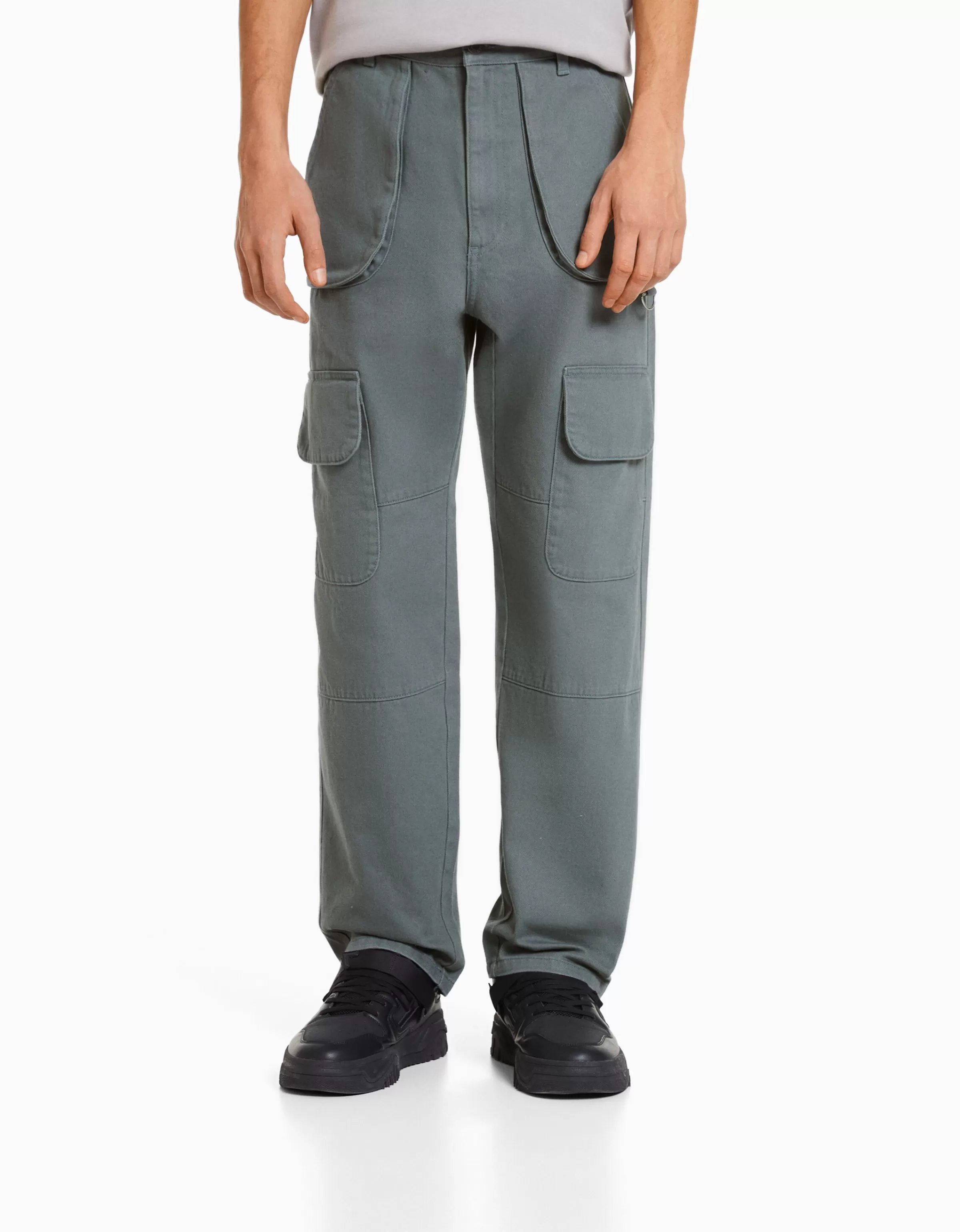 Jeans cargo urbani Bershka - Pantaloni multi tasche in denim blu chiaro, confortevoli e pratici per look casual e dinamici.