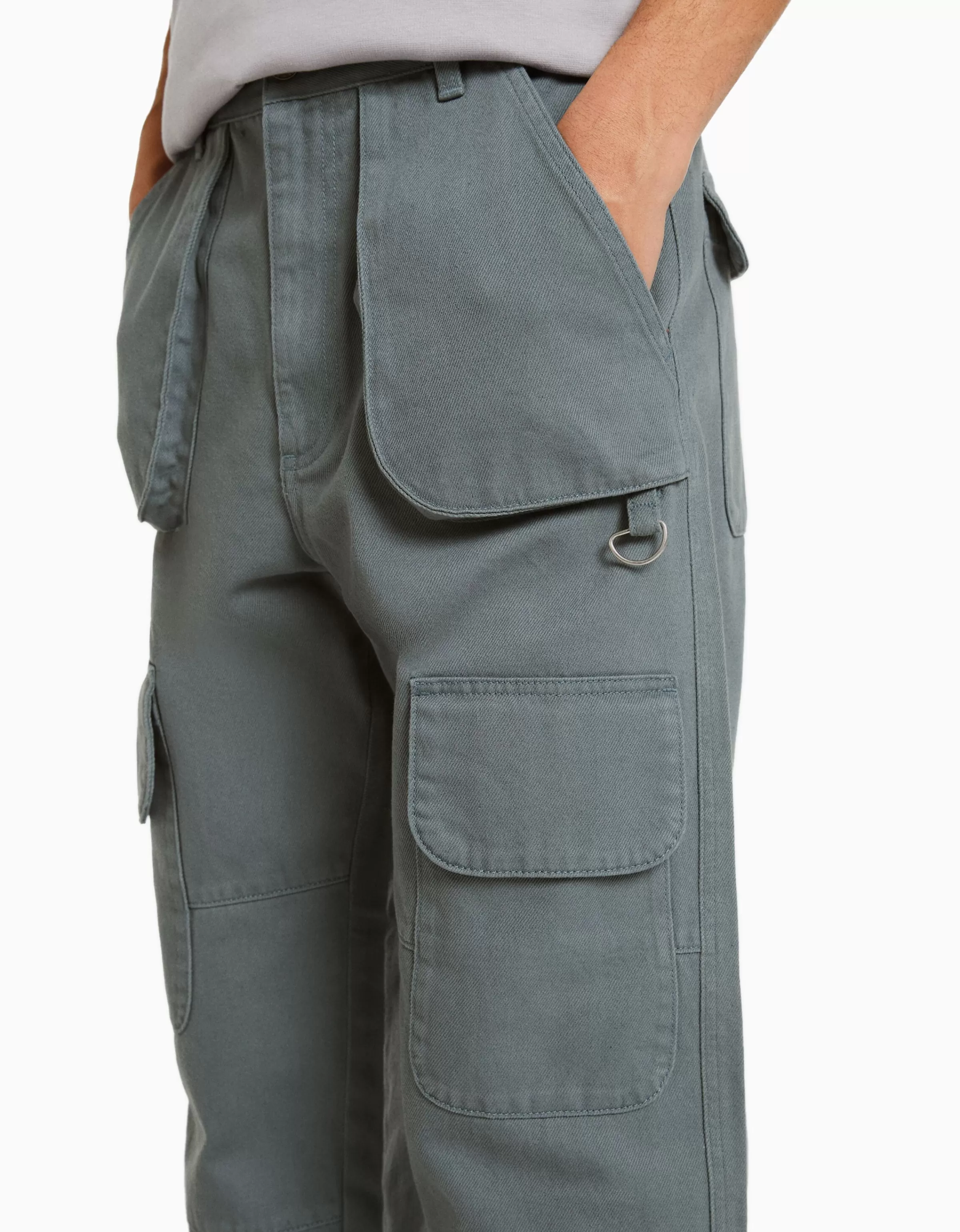 Jeans cargo urbani Bershka - Pantaloni multi tasche in denim blu chiaro, confortevoli e pratici per look casual e dinamici.
