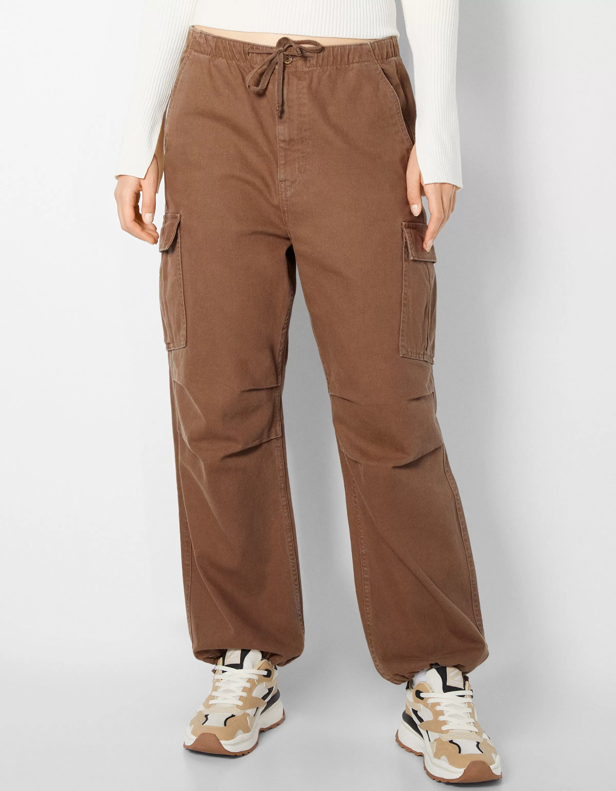 Pantaloni Cargo Bershka in Denim Con Taglio A Paracadute - Design Moderno in Tinta Khaki