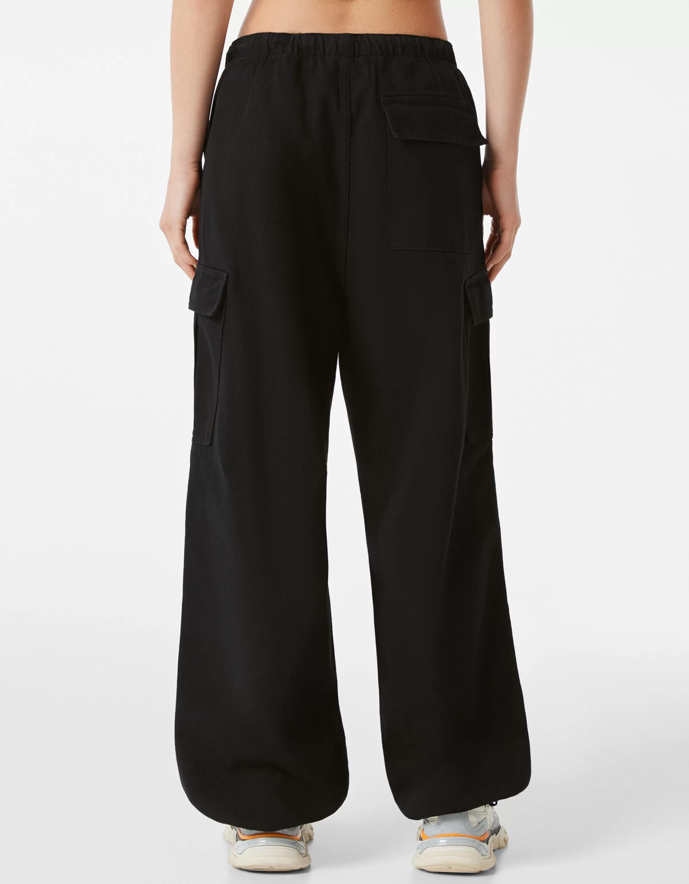 BERSHKA - Pantaloni Jeans Militari con Tasche Utilitarie, Taglio Paracadute in Verde Mimetico
