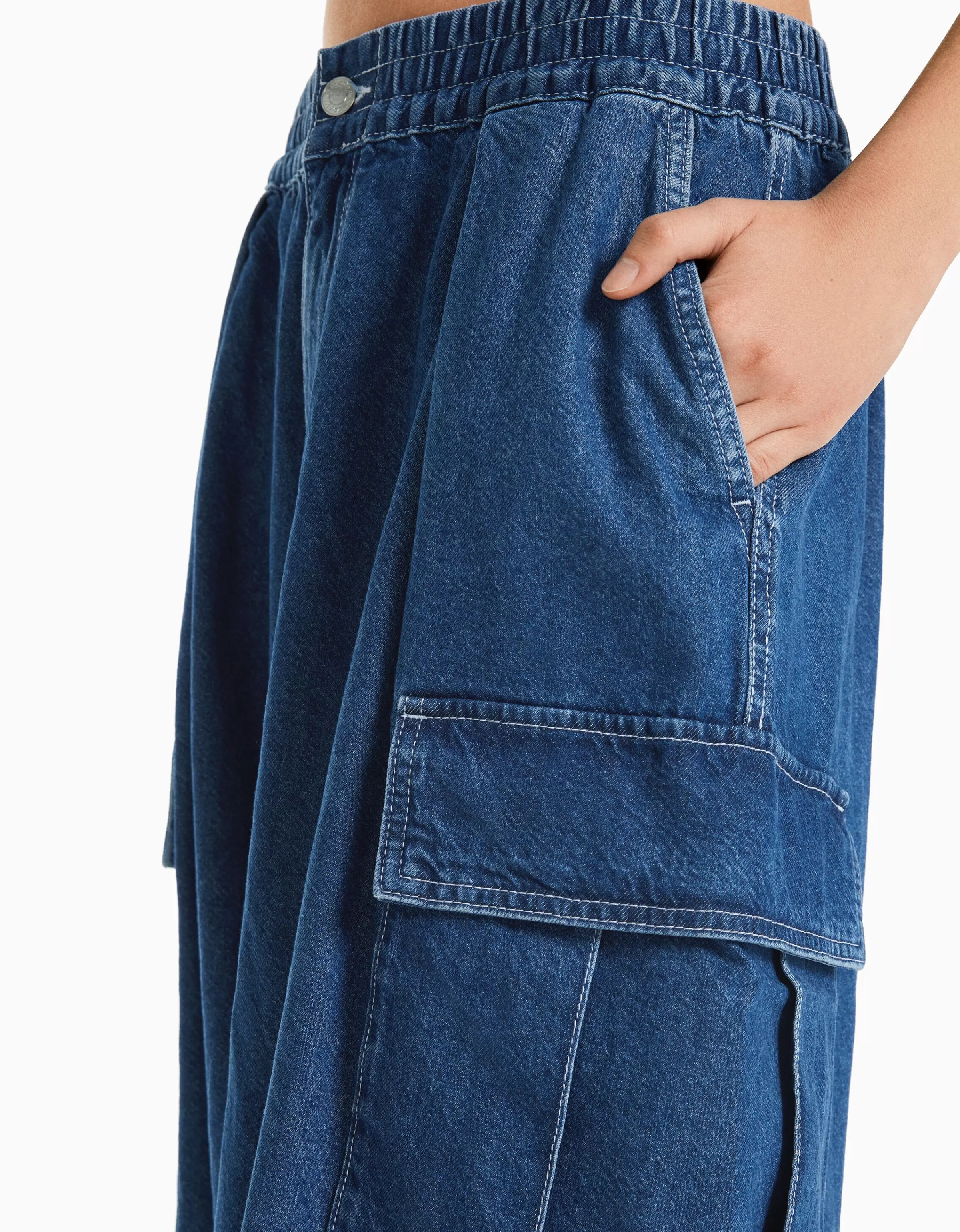 BERSHKA | Cargo jeans ampio in tinta blu vintage – modello comodo e casual
