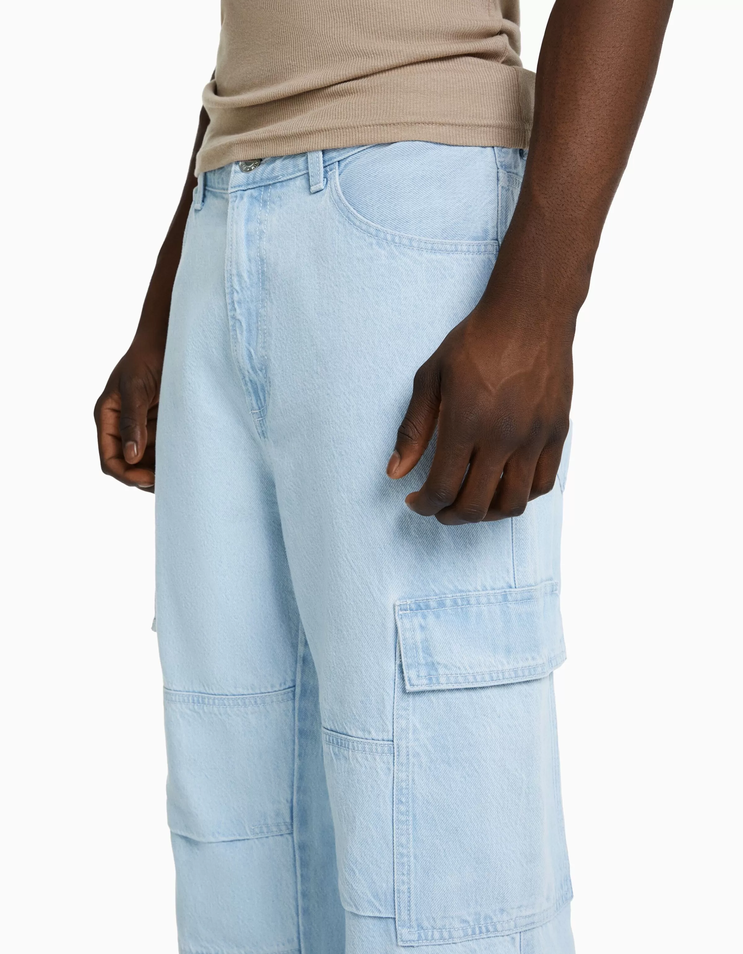 BERSHKA Jeans Cargo Stilizzati in Tonalità Blu Denim con Tasche Utilità e Gamba Larga per Look Urbani