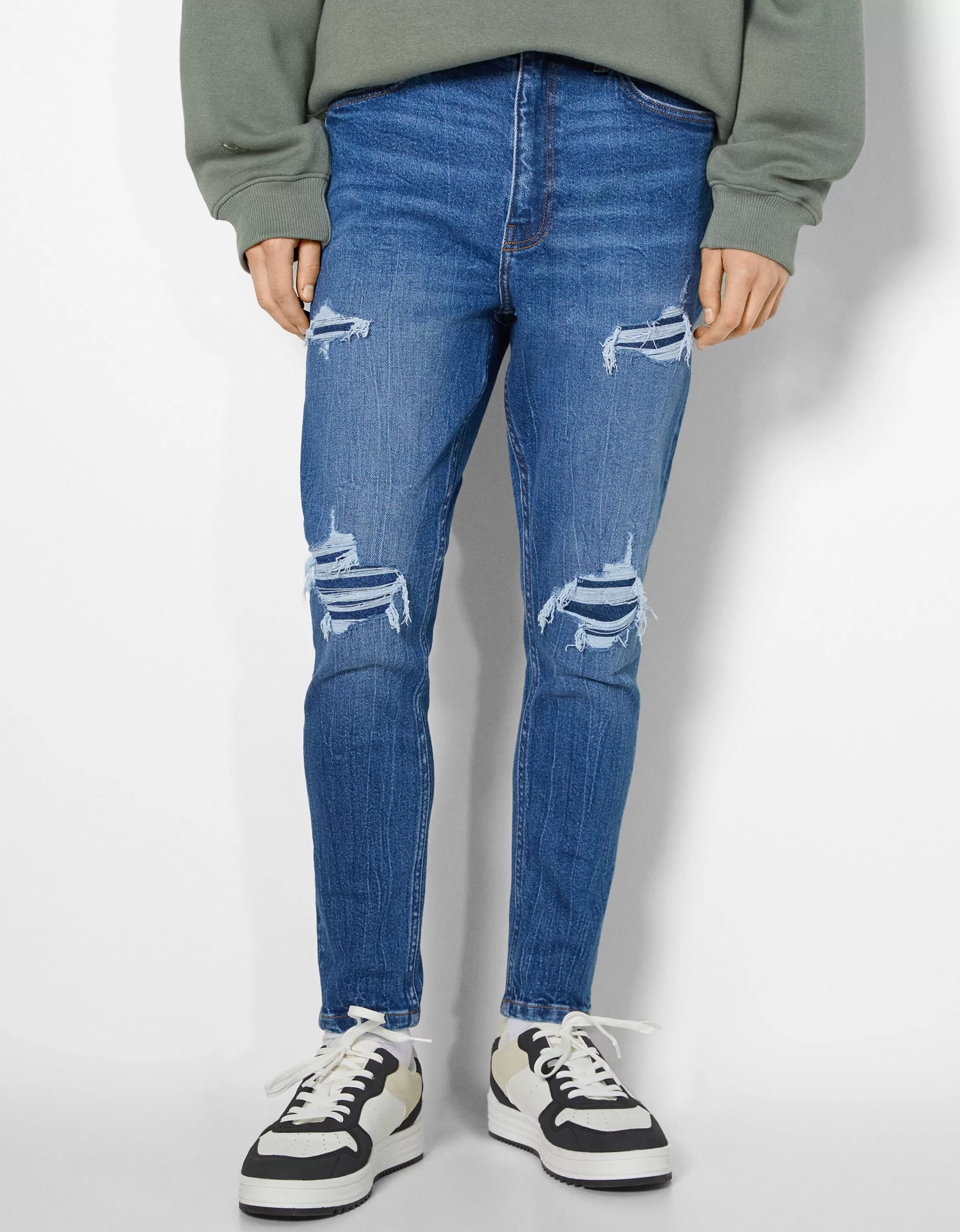 Jeans BERSHKA a gamba righizzata con dettagli strappati in tonalità blu denim - modello casual con taglio moderno e finiture destrutturate.