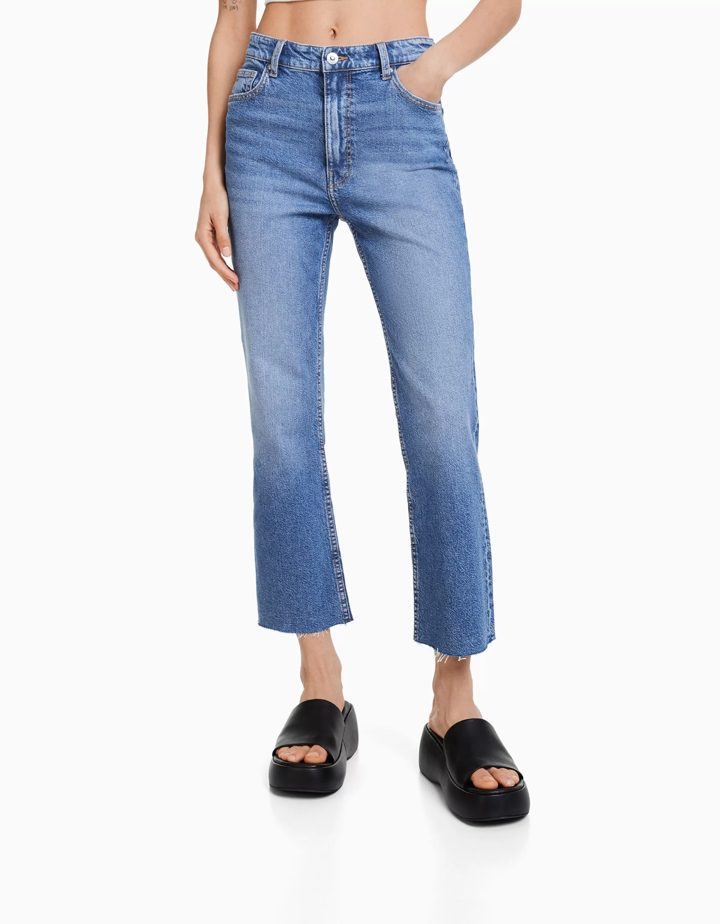 BERSHKA Abbigliamento - Jeans Corti Svasati Blu, Moda Casual con Fodera Morbida, Taglio Flare Tendenza