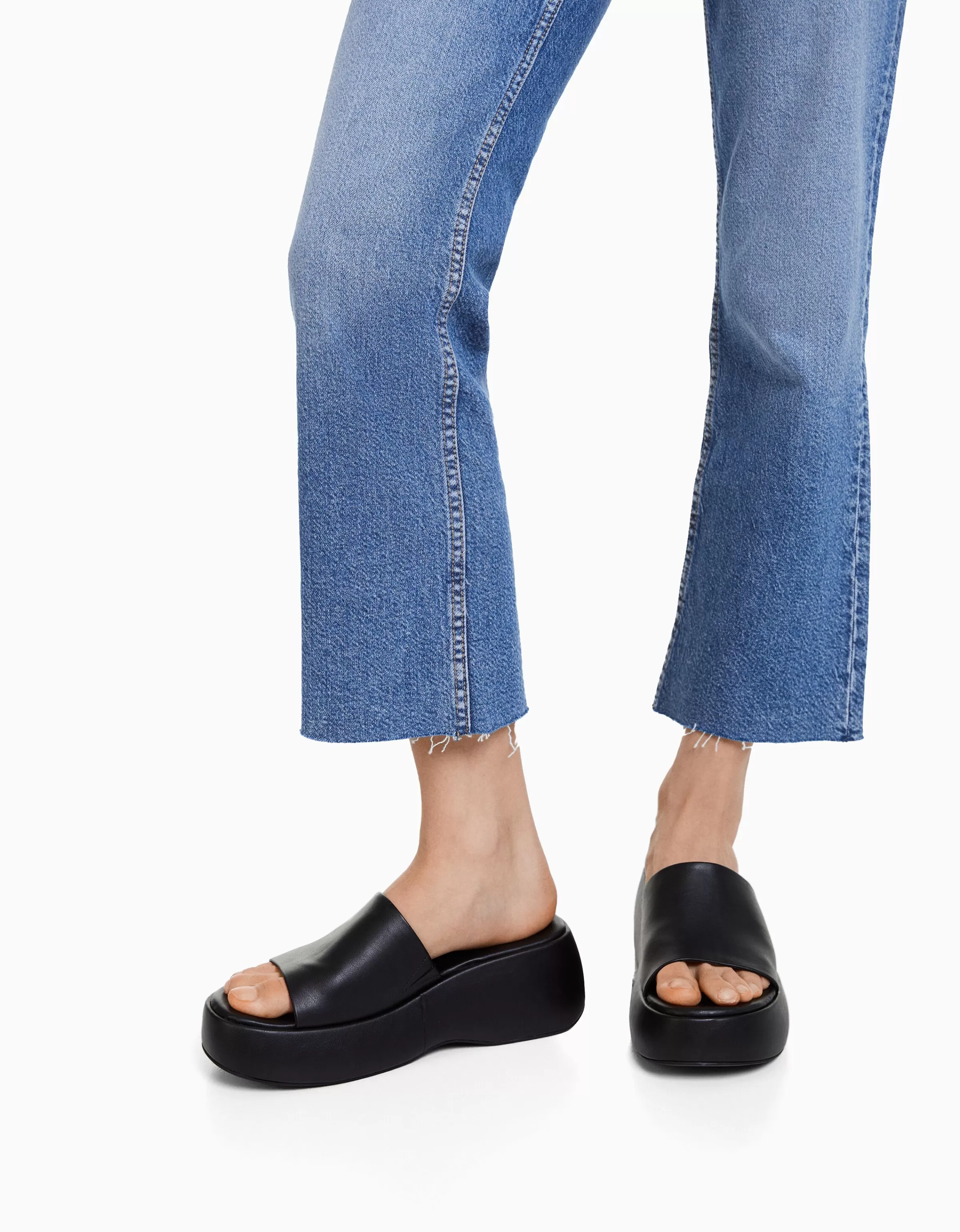 BERSHKA Abbigliamento - Jeans Corti Svasati Blu, Moda Casual con Fodera Morbida, Taglio Flare Tendenza