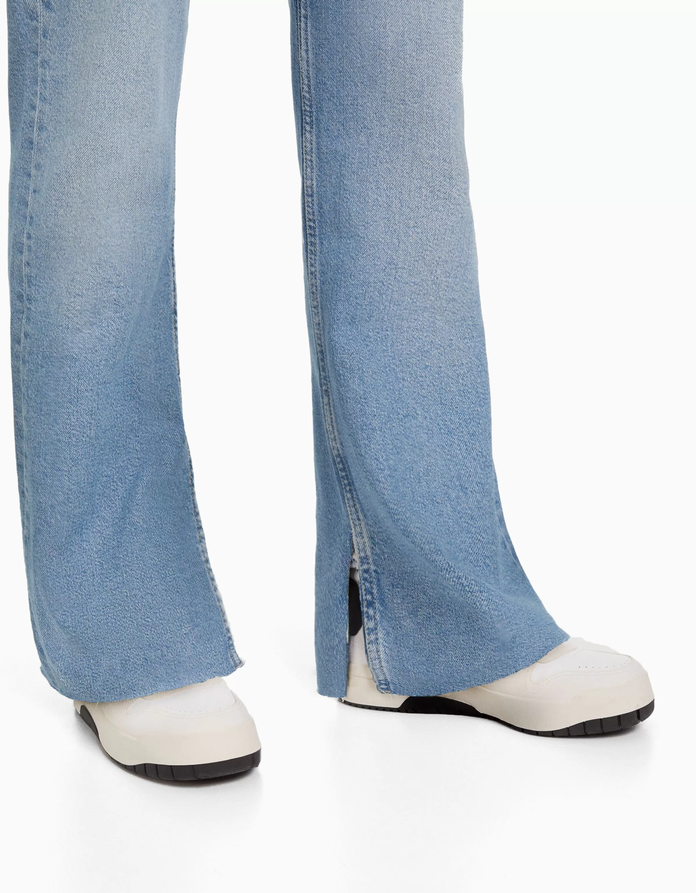 BERSHKA Jeans con taglio casual e dettaglio a spacco laterale in nuance blu intenso