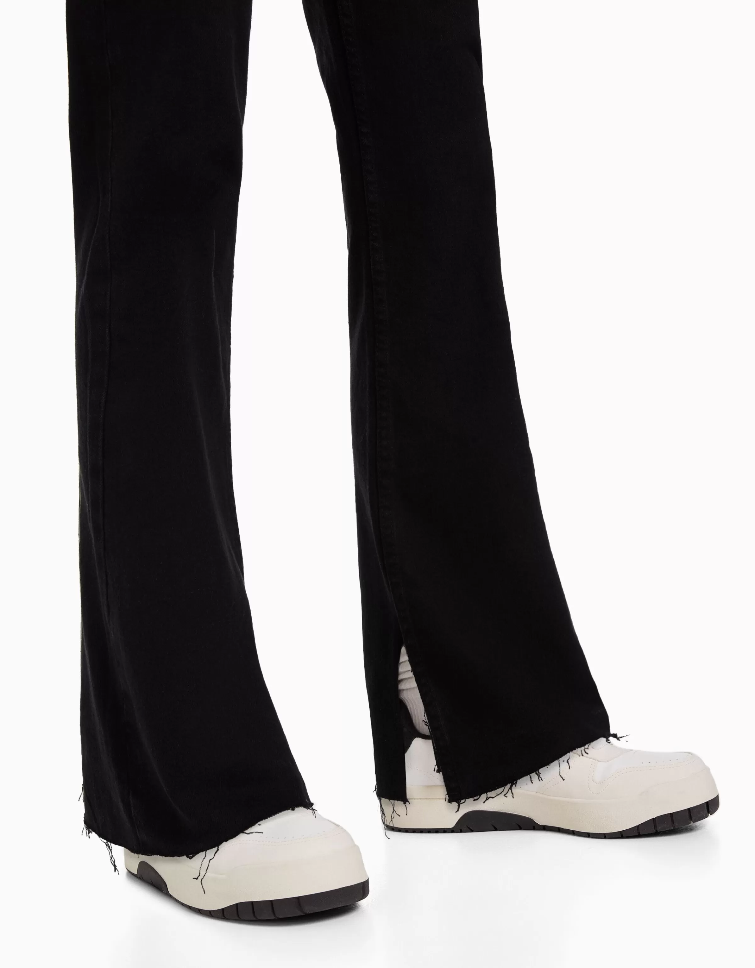 Jeans casual BERSHKA blu acciaio con spacchi laterali - modello comodo con dettaglio alla caviglia per look urbani