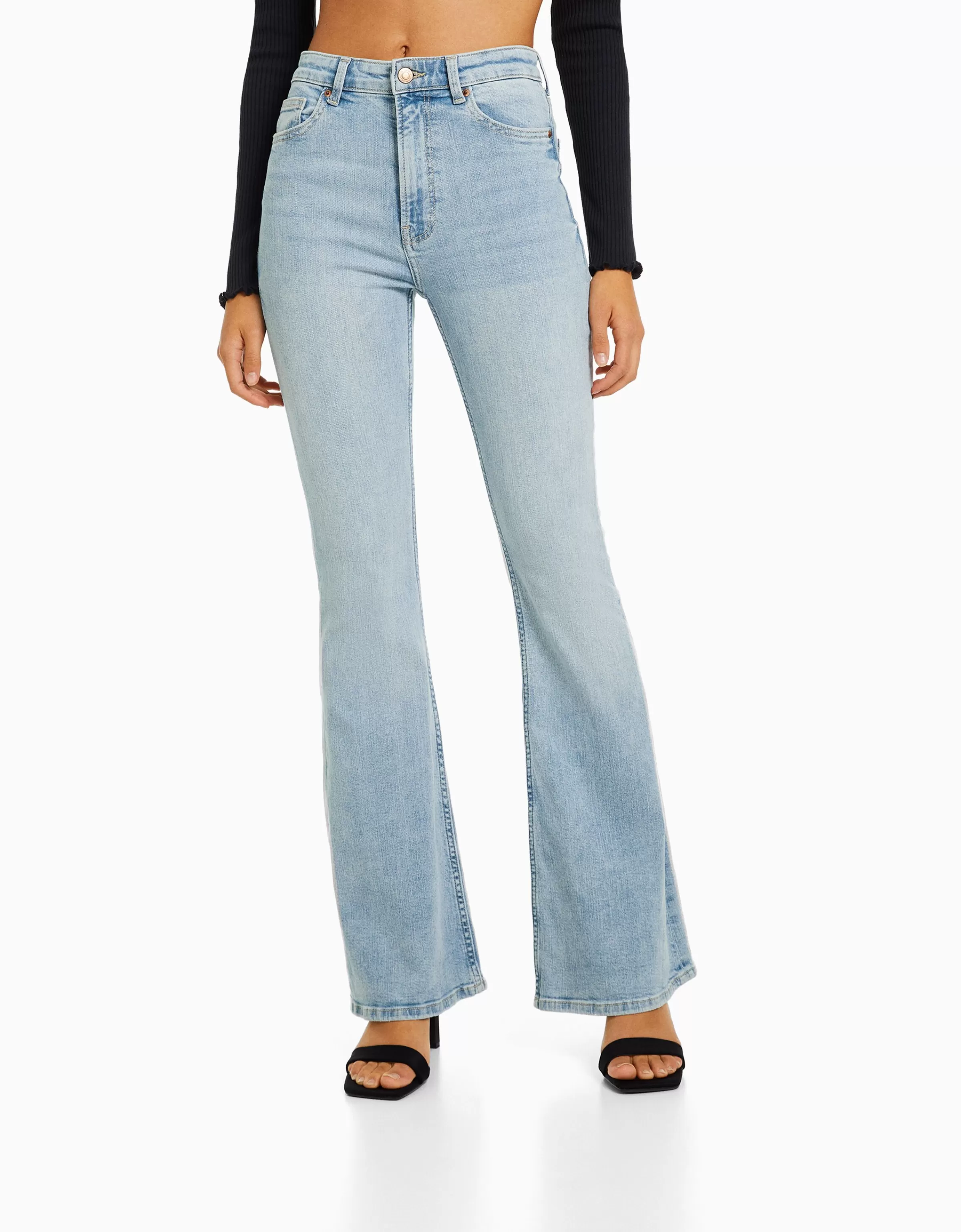 BERSHKA Pantaloni a zampa d'elefante in denim blu chiaro con effetto lavato