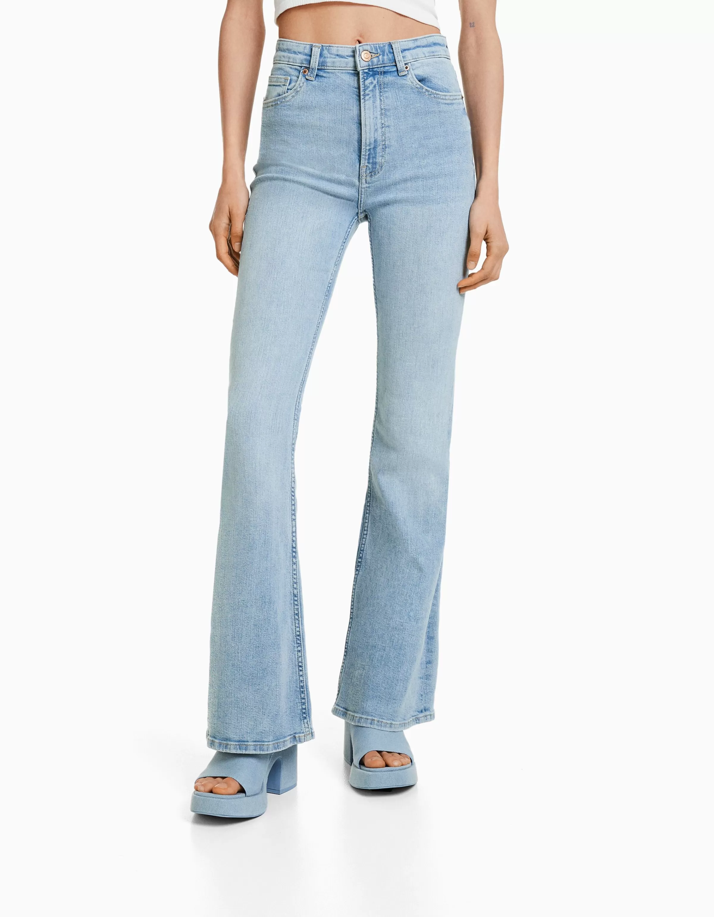 BERSHKA Pantaloni Denim Svasati Vintage - Blu Elettrico Confezionati a Mano, Stile Iconico e Comodi