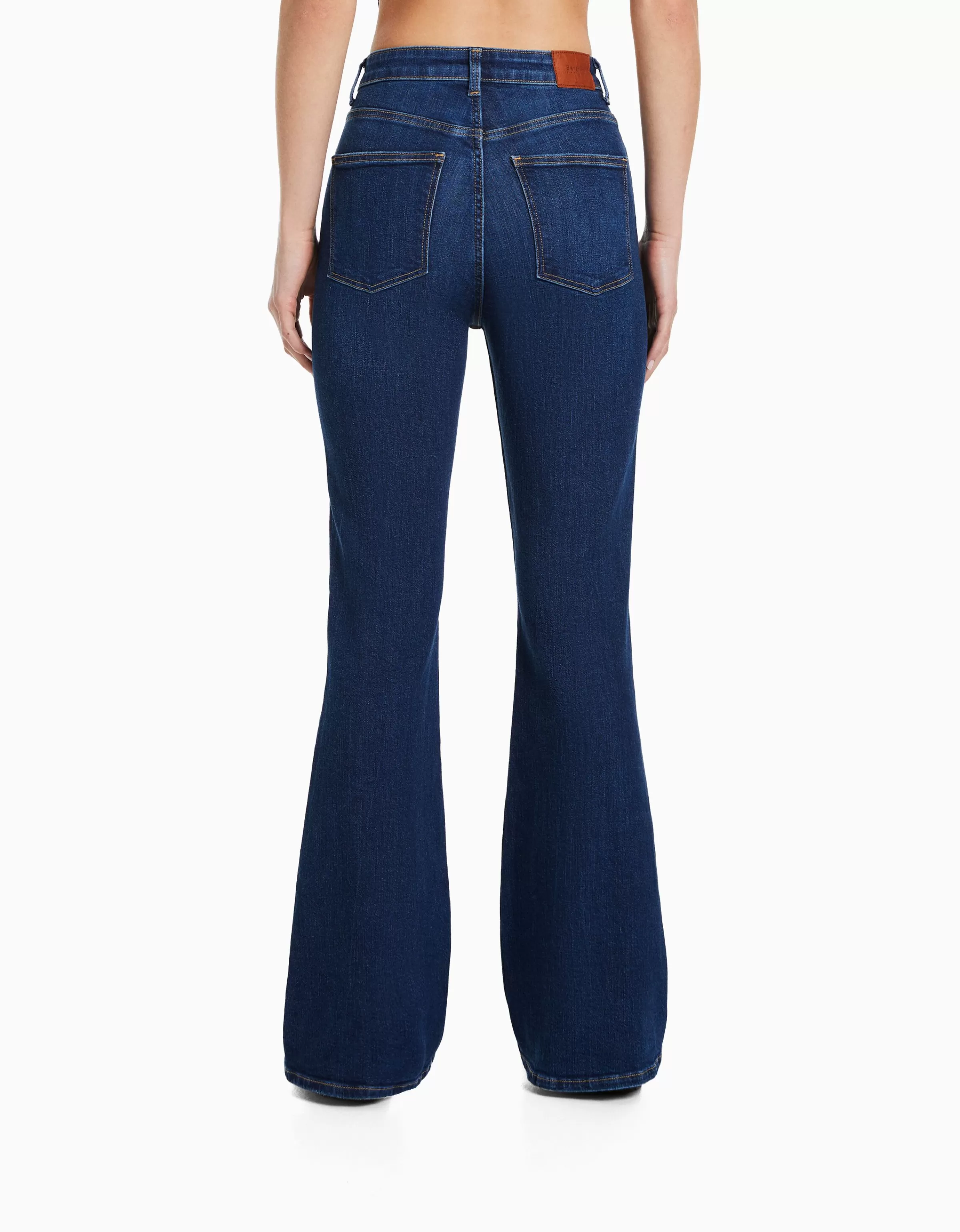 BERSHKA Jeans Flare Fit Vita Media - Blu Denim Stilizzato con Finiture Distressed
