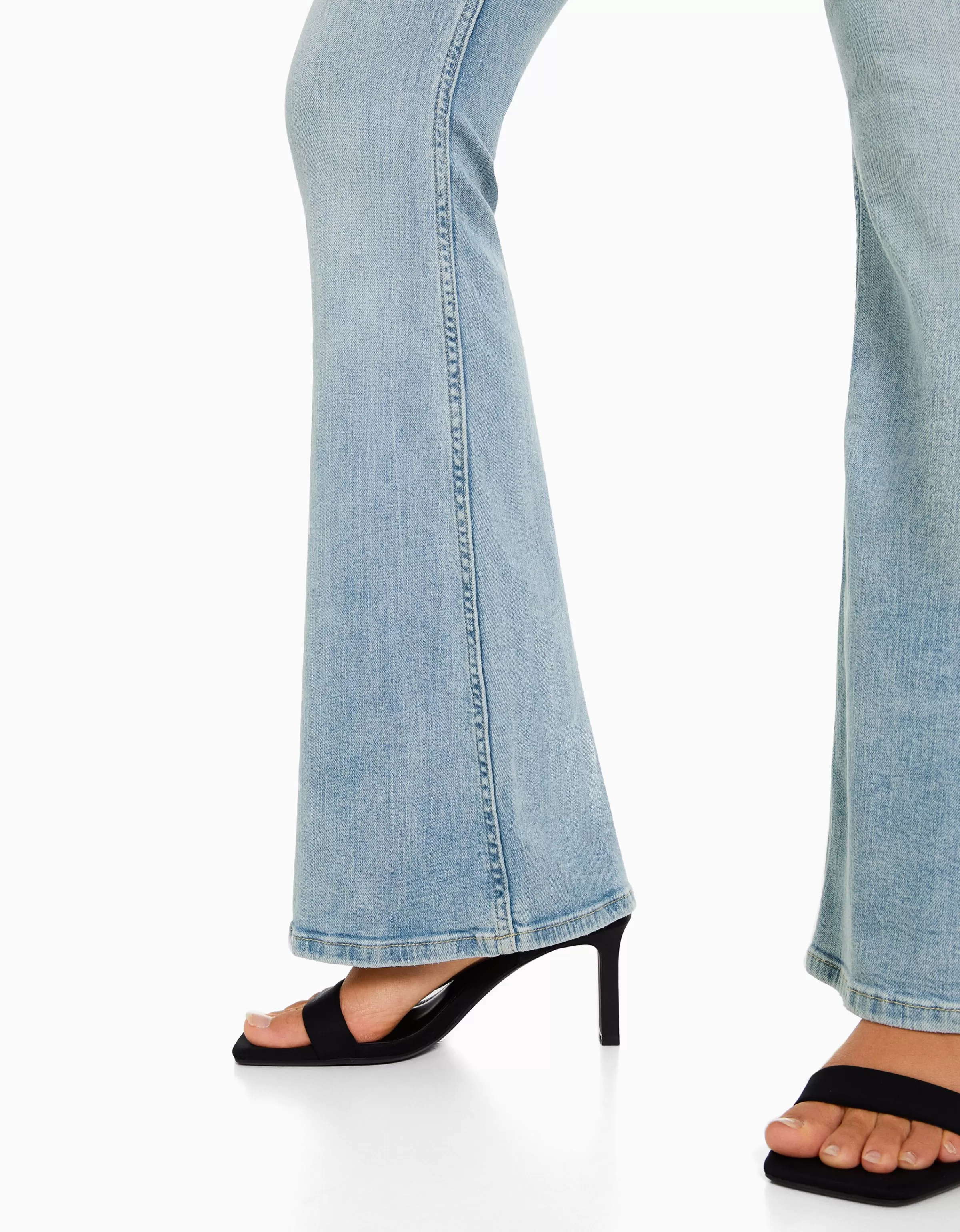 BERSHKA Pantaloni a zampa d'elefante in denim blu chiaro con effetto lavato
