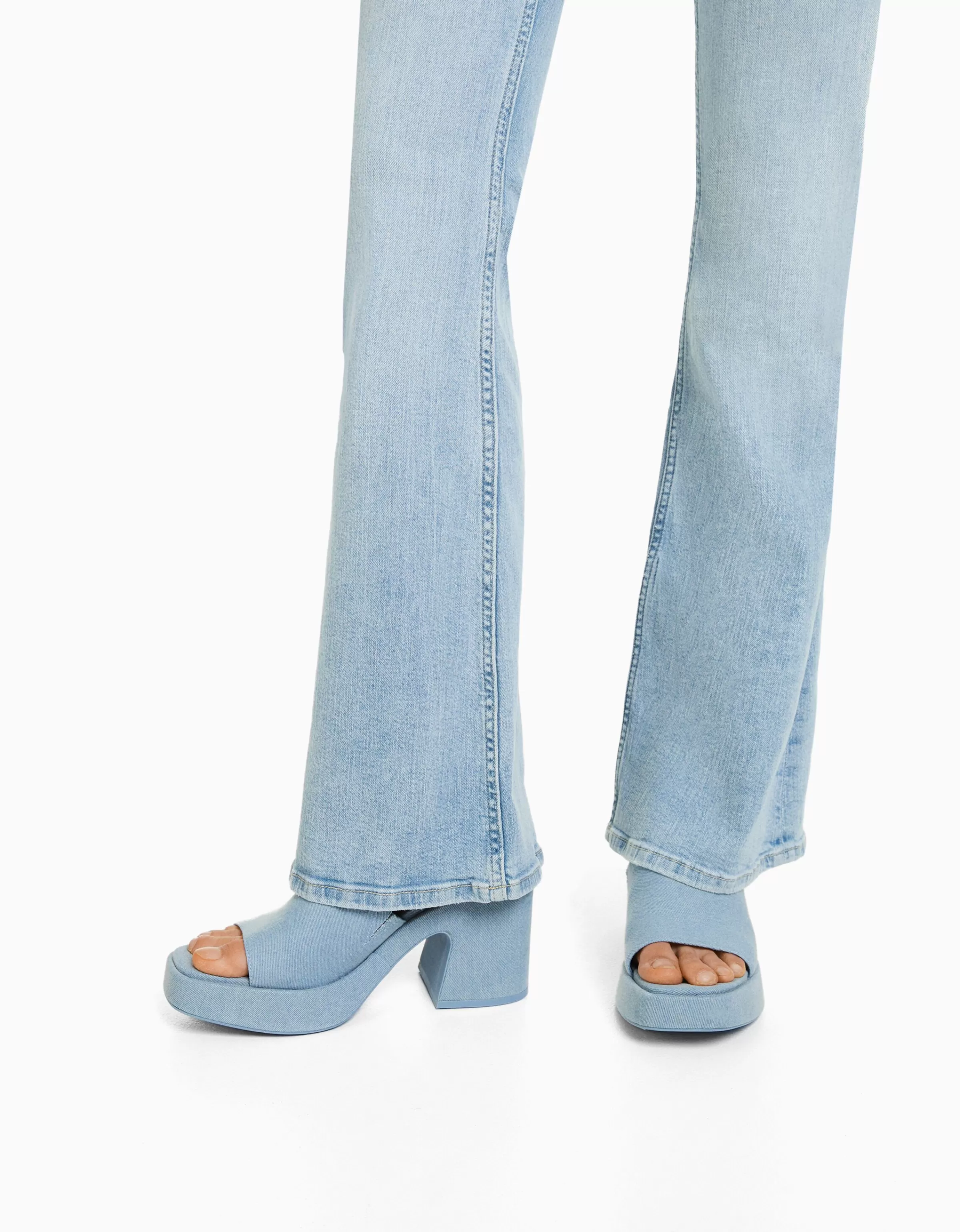 BERSHKA Pantaloni Denim Svasati Vintage - Blu Elettrico Confezionati a Mano, Stile Iconico e Comodi