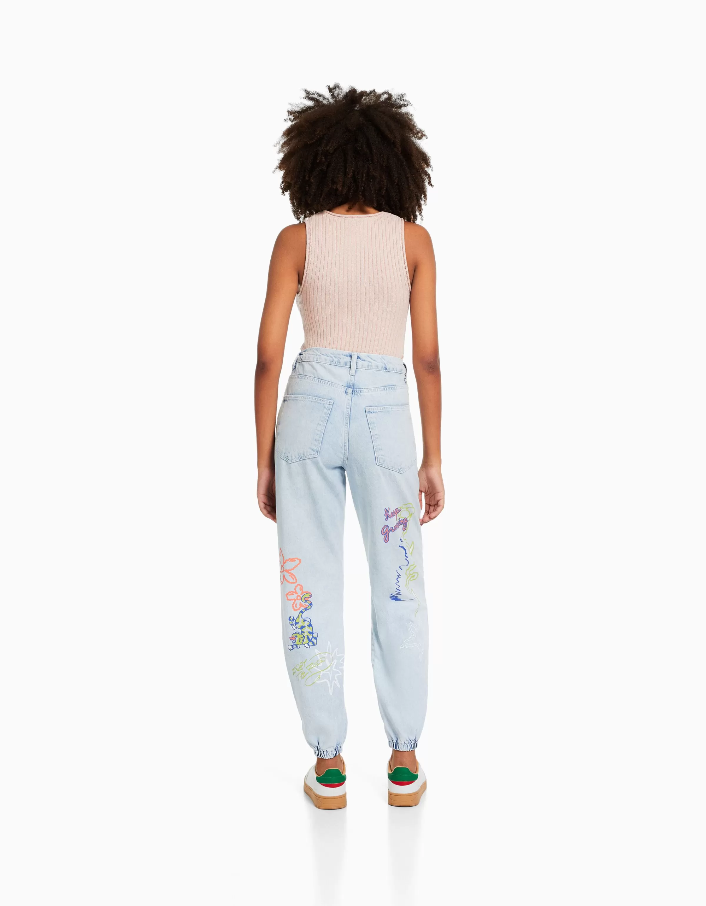BERSHKA - Jogger in Denim Graffiti con Stile Urban, Blu Lavaggio Chiaro