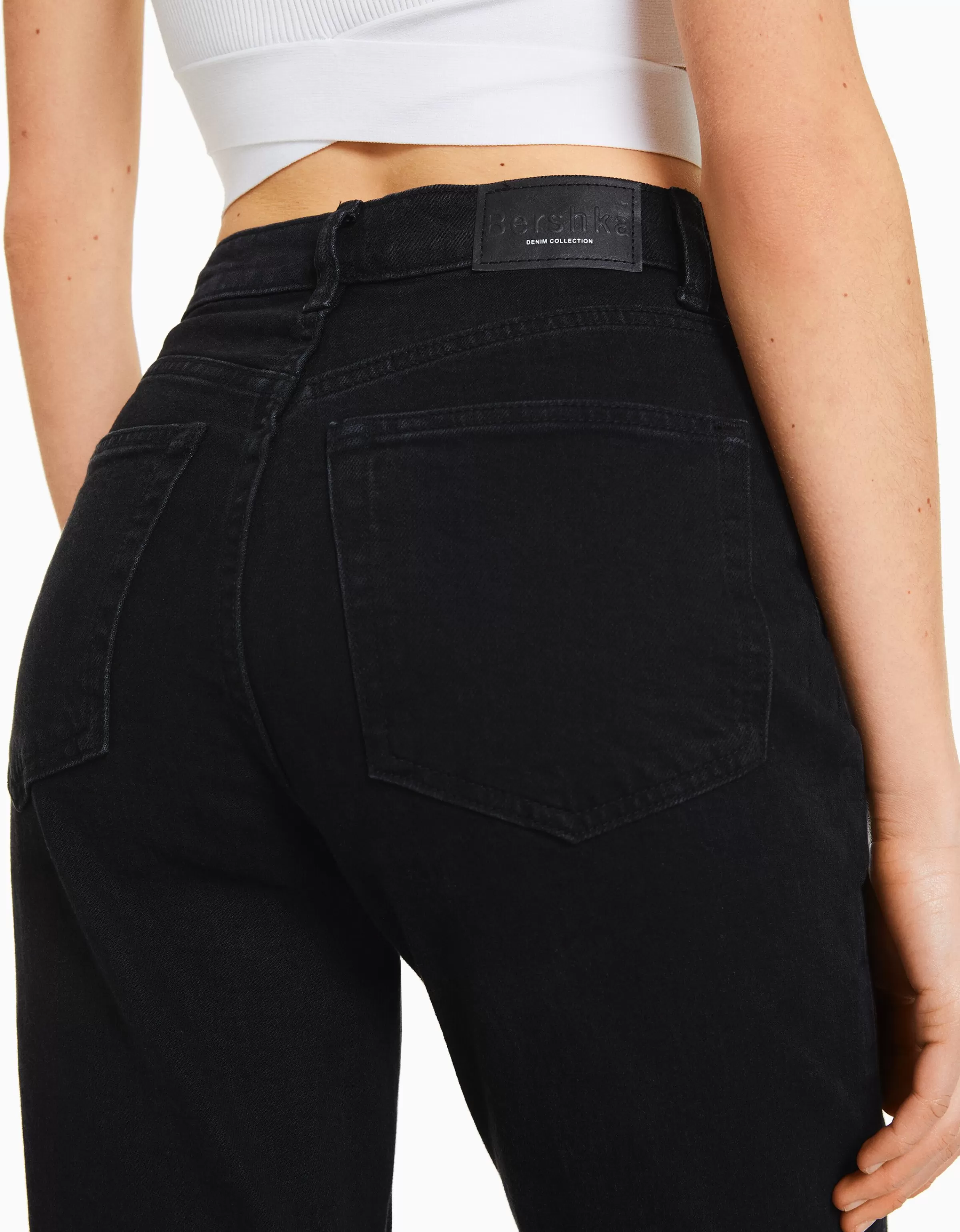 Jeans BERSHKA Fit Mamma Slim Comfort con Tasche Alte - Blu Sbiadito Effetto Vintage per Look Casual Chic