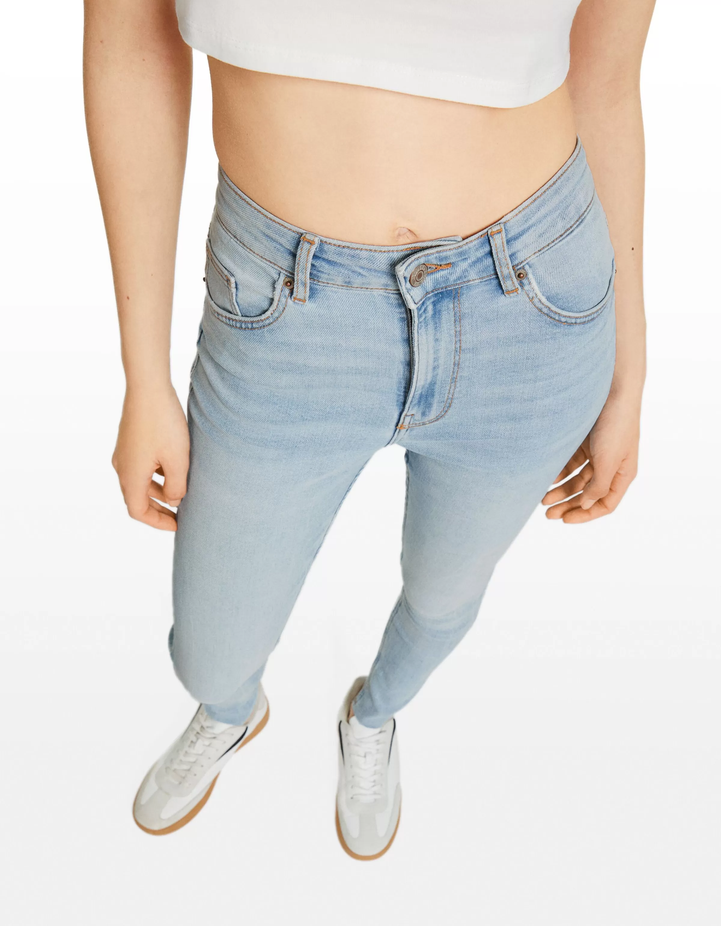 Jeans Stretti Vita Alta Bershka - Modello Slim Colorazione Blu Intenso con Confezione Comoda